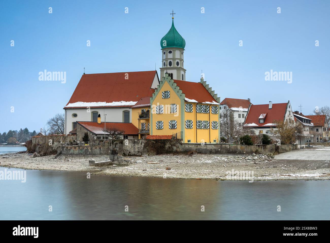 Kirche St. Georg am Hafen von Wasserburg, Bodensee, Bayern, Deutschland im Winter Stockfoto