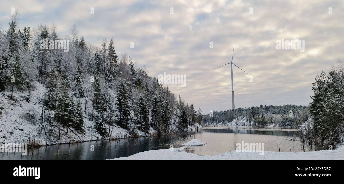 Winterlandschaft mit Windgenerator Stockfoto