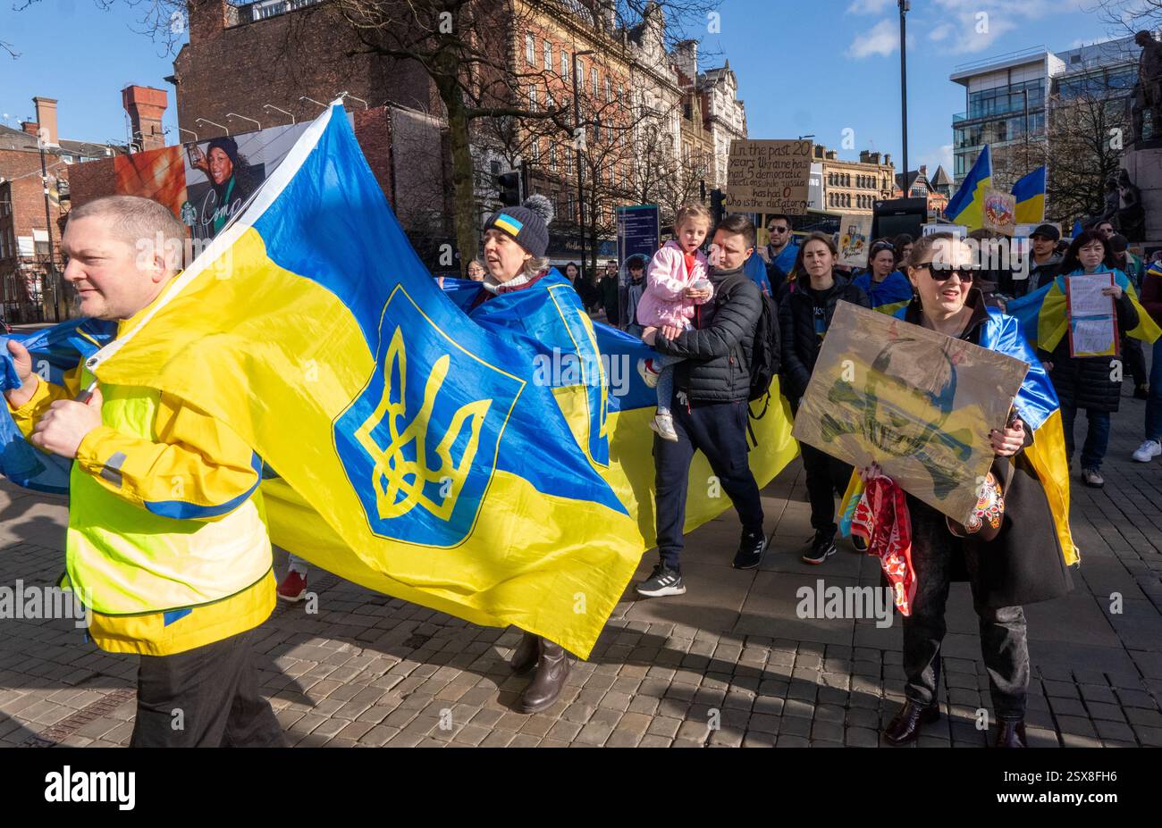 Manchester, Großbritannien. Februar 2025. UKRAINE-KRIEG PROTEST MANCHESTER UK. Demonstranten marschierten von Piccadilly zum Petersplatz. Die Spannungen waren hoch, als die Anti-Flüchtlings-UKIP-marsch in der Nähe stattfand. Manchester UK Bild: Garyroberts/worldwidefeatures.com Credit: GaryRobertsphotography/Alamy Live News Stockfoto