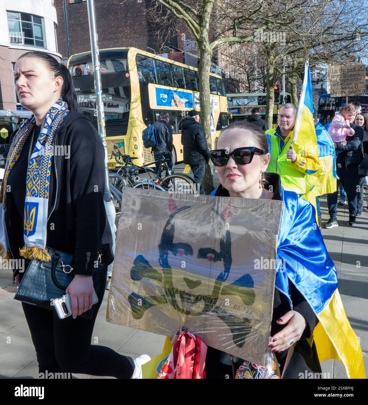 Manchester, Großbritannien. Februar 2025. UKRAINE-KRIEG PROTEST MANCHESTER UK. Demonstranten marschierten von Piccadilly zum Petersplatz. Die Spannungen waren hoch, als die Anti-Flüchtlings-UKIP-marsch in der Nähe stattfand. Manchester UK Bild: Garyroberts/worldwidefeatures.com Credit: GaryRobertsphotography/Alamy Live News Stockfoto