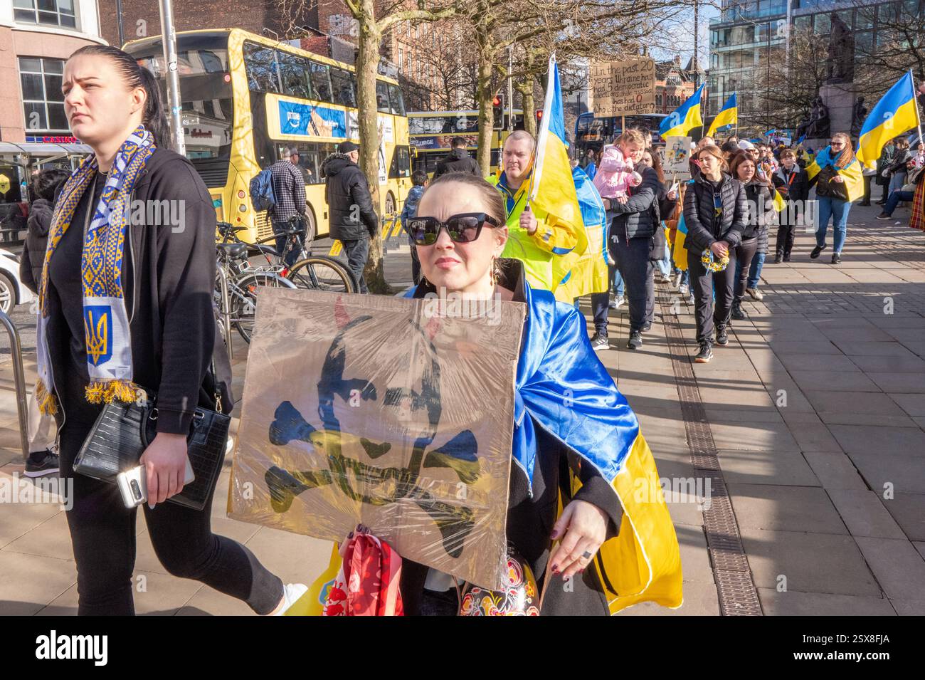 Manchester, Großbritannien. Februar 2025. UKRAINE-KRIEG PROTEST MANCHESTER UK. Demonstranten marschierten von Piccadilly zum Petersplatz. Die Spannungen waren hoch, als die Anti-Flüchtlings-UKIP-marsch in der Nähe stattfand. Manchester UK Bild: Garyroberts/worldwidefeatures.com Credit: GaryRobertsphotography/Alamy Live News Stockfoto