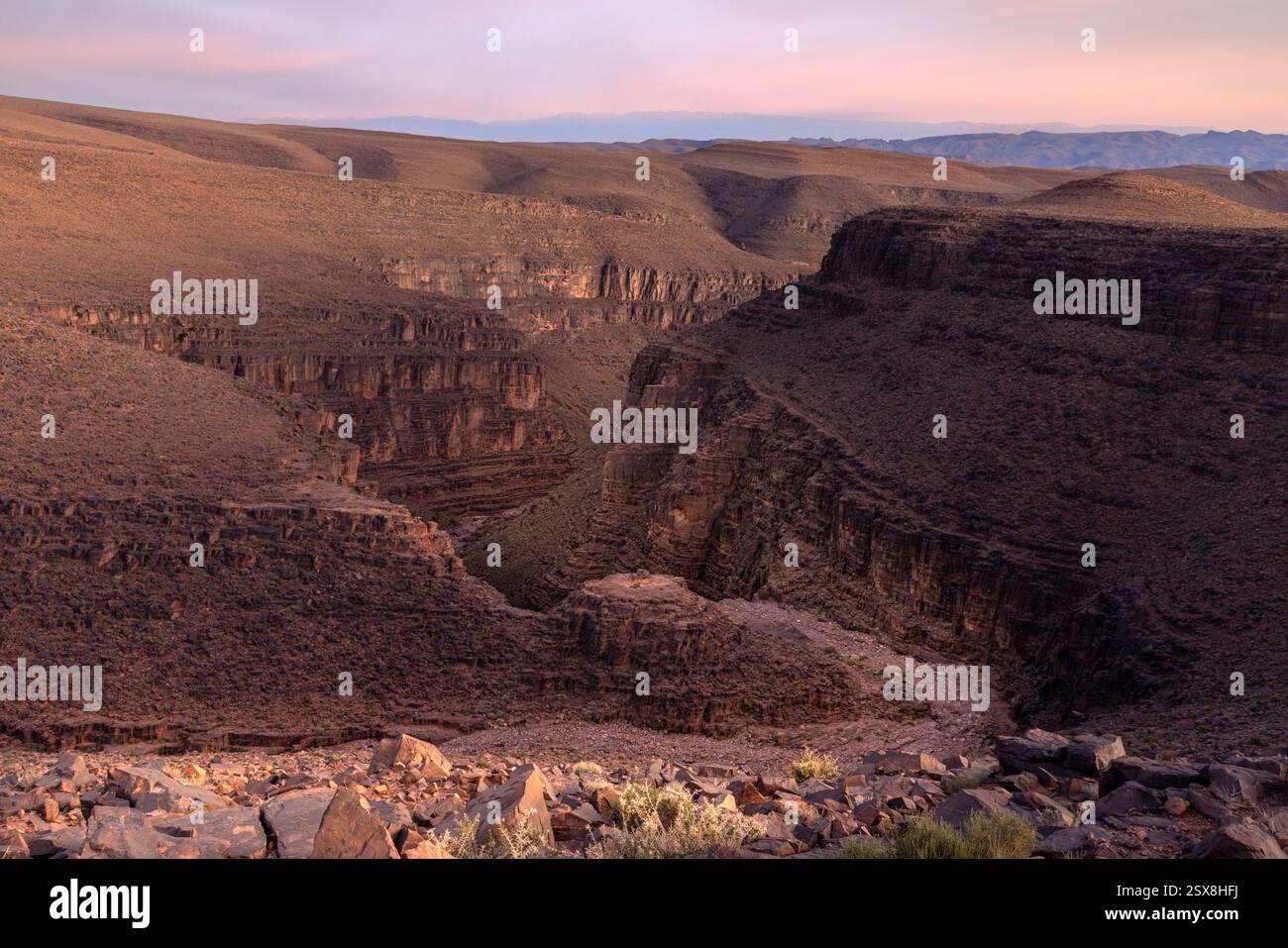 Ait Saoun liegt an der Route von Ouarzazate und ist ein malerischer Bergpass mit spektakulärem Blick auf den marokkanischen Hohen Atlas. Stockfoto