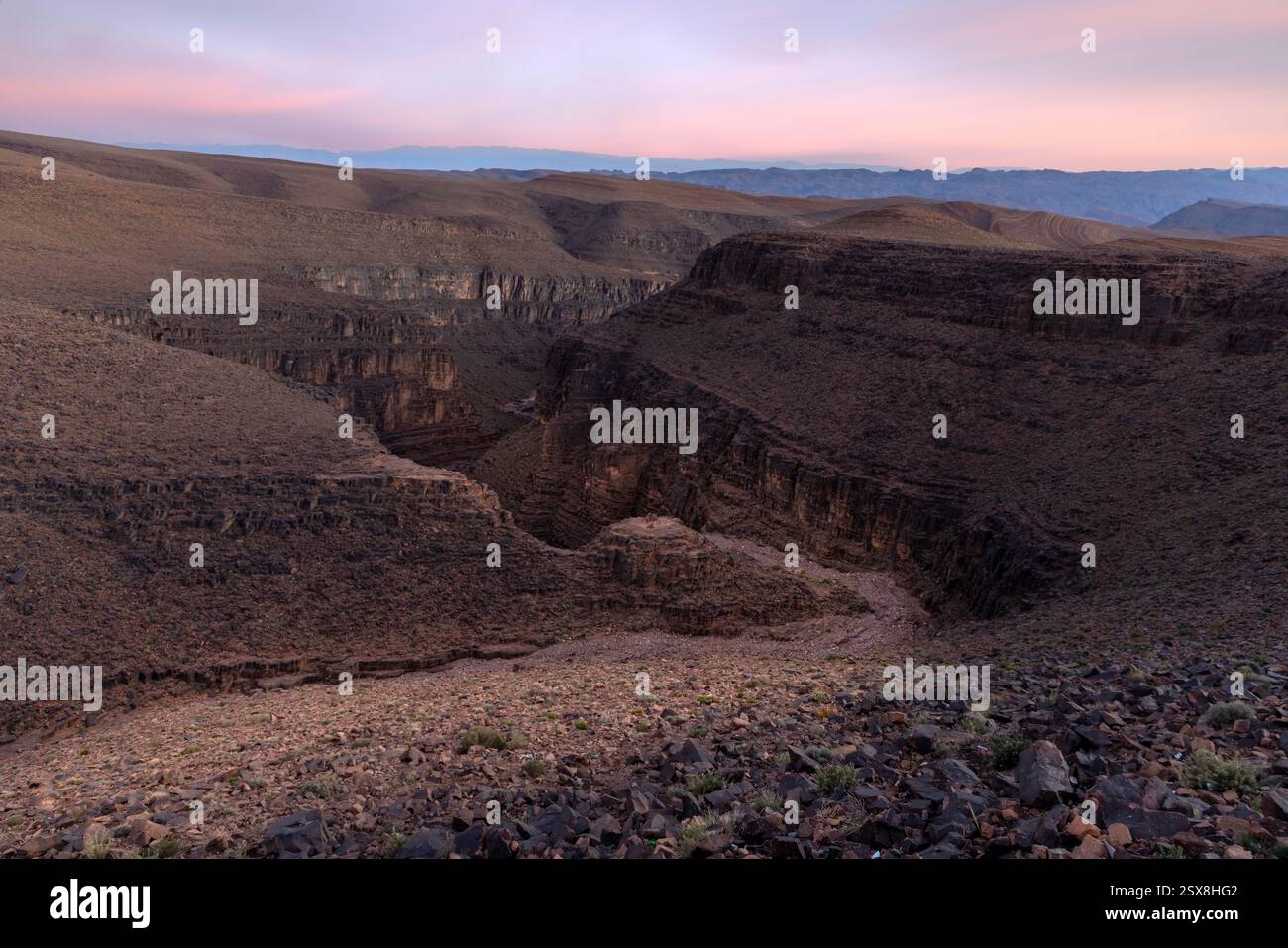 Ait Saoun liegt an der Route von Ouarzazate und ist ein malerischer Bergpass mit spektakulärem Blick auf den marokkanischen Hohen Atlas. Stockfoto