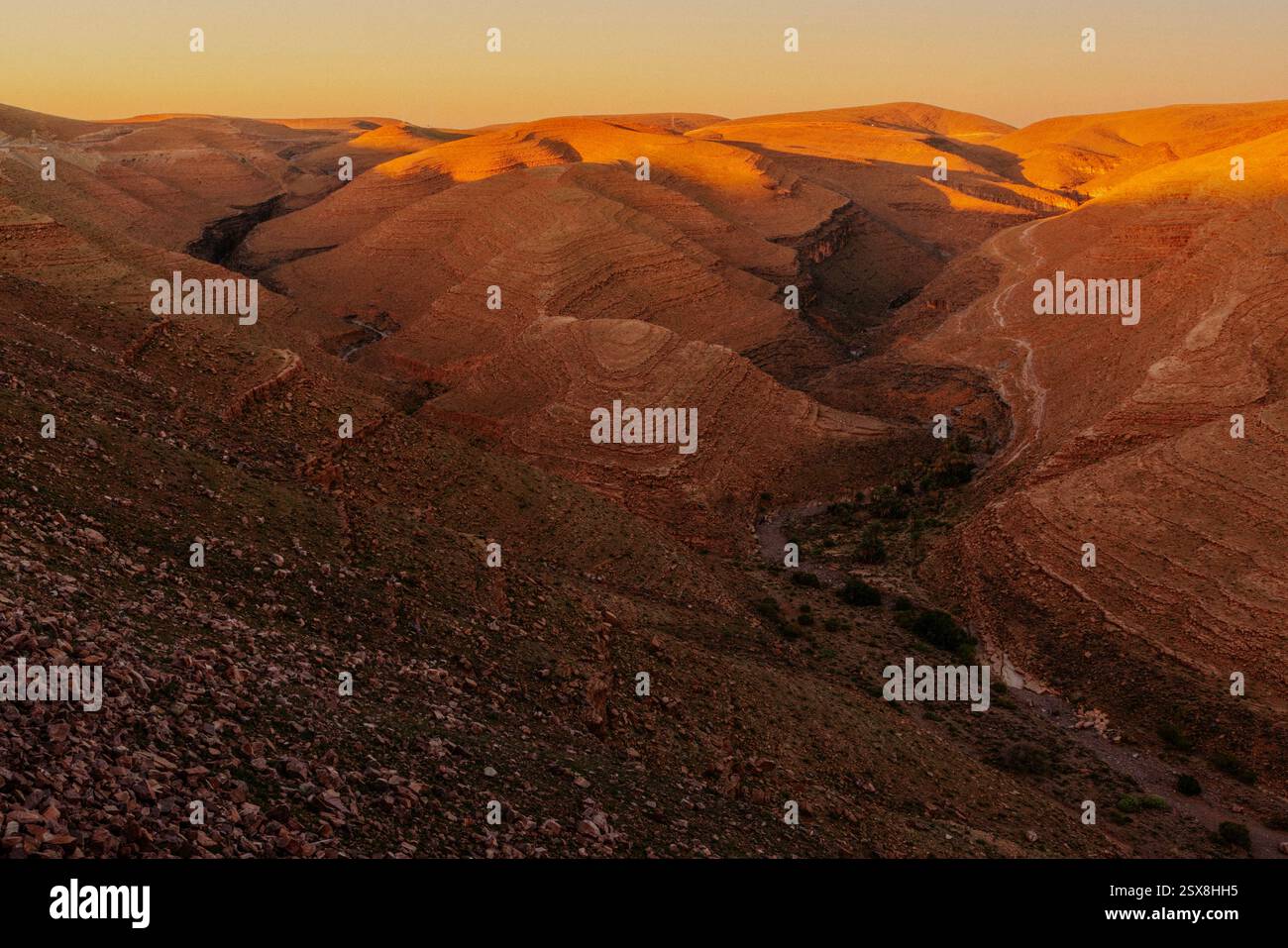 Ait Saoun liegt an der Route von Ouarzazate und ist ein malerischer Bergpass mit spektakulärem Blick auf den marokkanischen Hohen Atlas. Stockfoto