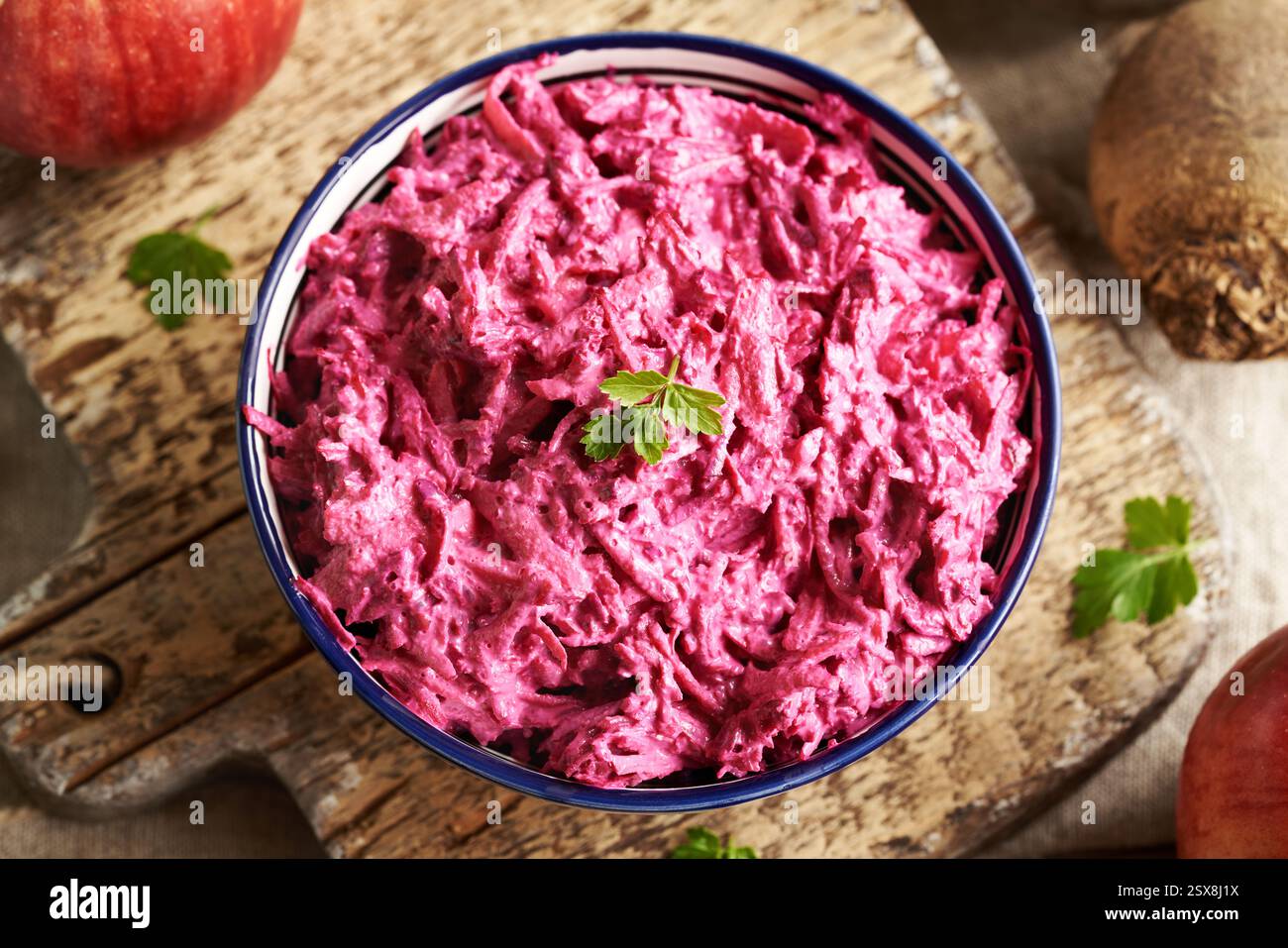 Gemüsesalat aus frisch geriebener Roter Bete, Äpfeln und Sauerrahm, Blick von oben Stockfoto