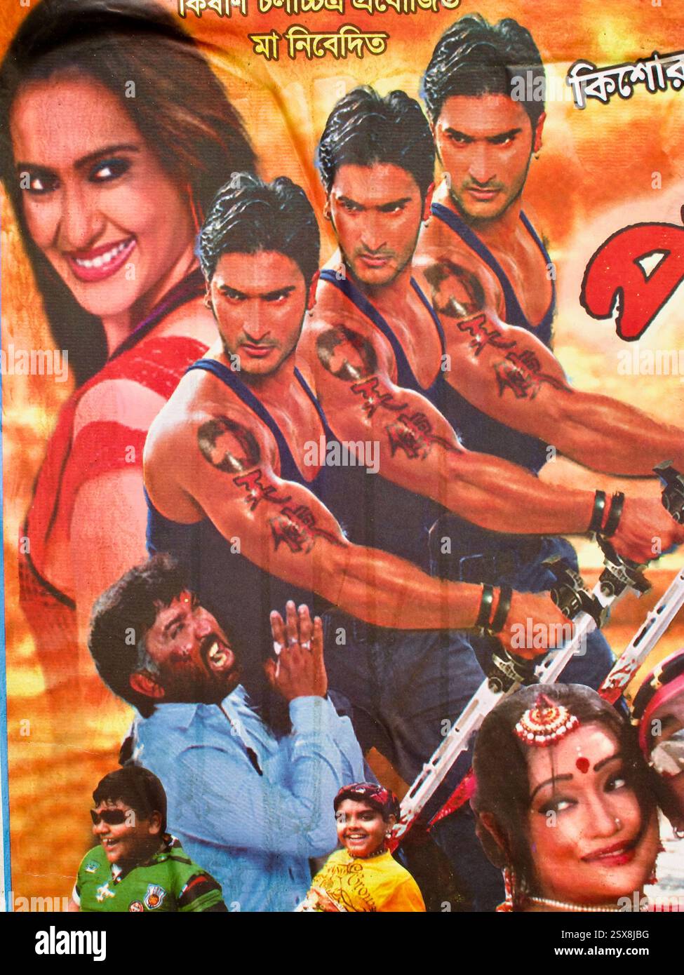 Lebendiges Dhallywood-Filmplakat in Dhaka, Bangladesch, mit dynamischen Actionsposen, auffälliger Typografie und farbenfrohen Charakterporträts. Stockfoto