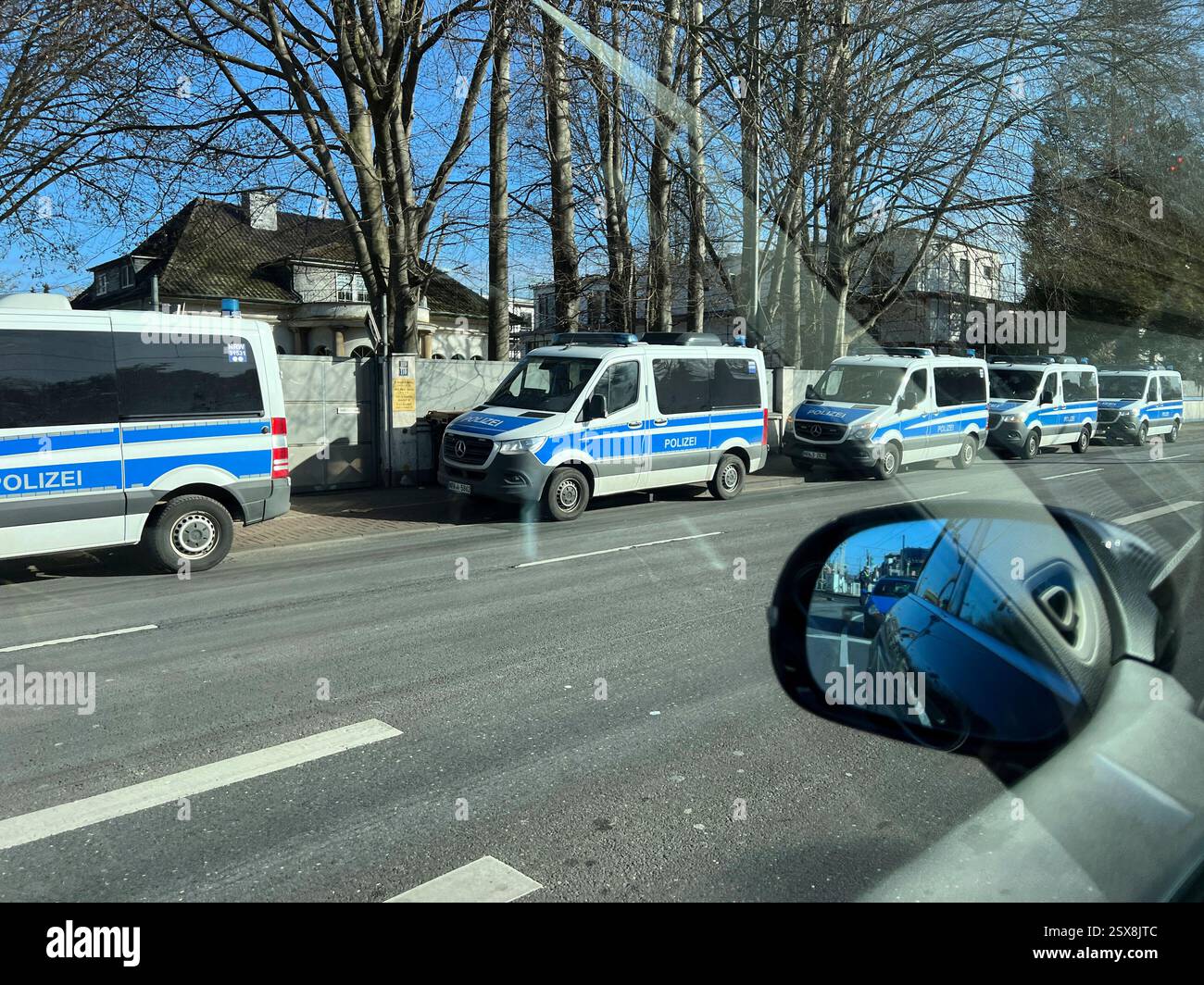 23.02.2025, Rheinenergie Stadion, Köln, GER, 2.FBL, 1. FC Köln vs. Fortuna Düsseldorf, im Bild: Hochsicherheitsspiel Polizei auf allen Zuwegen und schon an der BAB Ausfahrt gibt es Randale Foto © nordphoto GmbH/Meuter DFL-Vorschriften verbieten jede Verwendung von Fotografien als Bildsequenzen und/oder Quasi-Video. Stockfoto