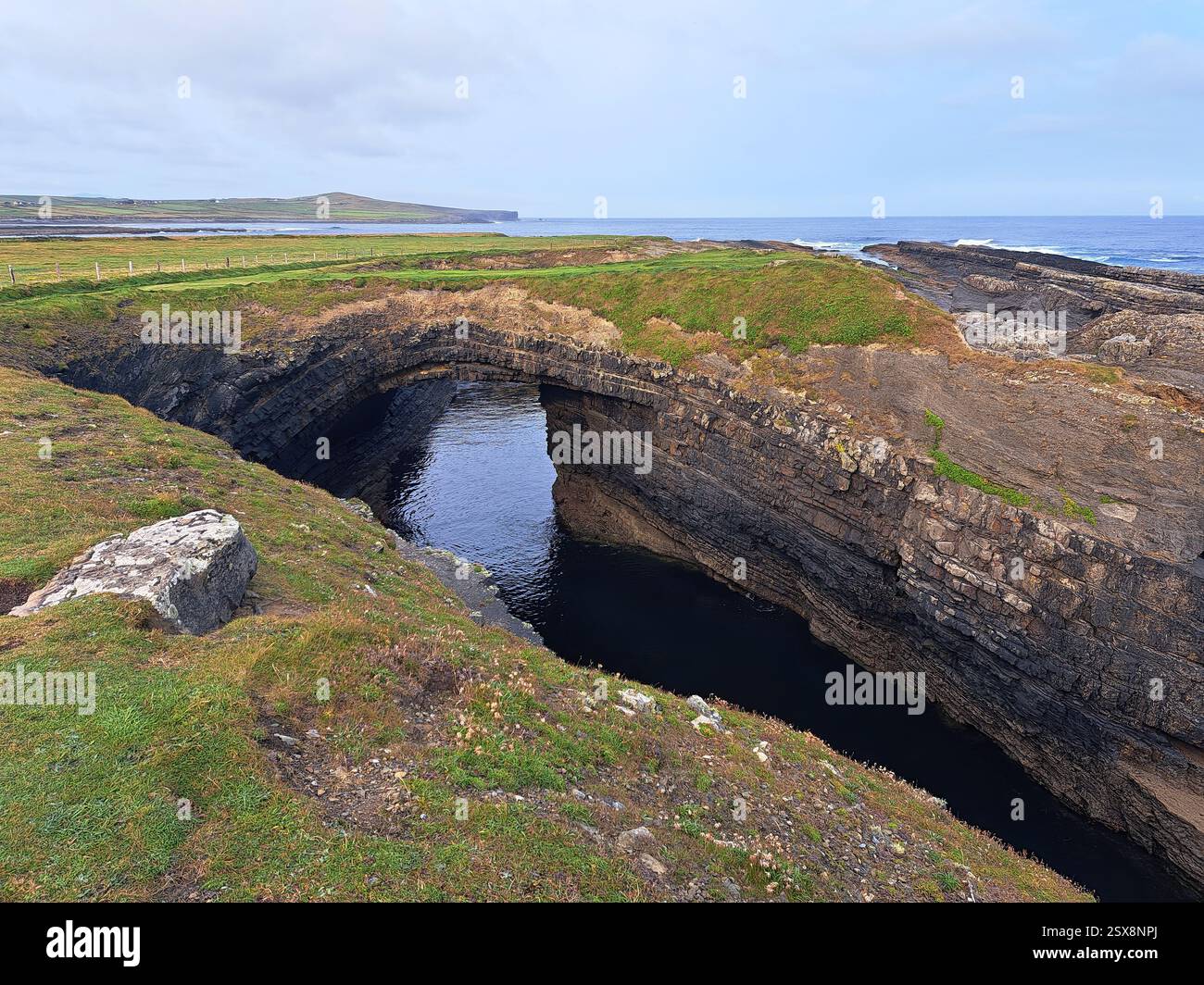 Die Bridges of Ross waren ursprünglich drei Felsbögen, die sich wie Brücken über tiefe Küsteneinschnitte erstreckten. Heutzutage gibt es nur noch eine dieser „Brücken“ - Smartphone-aufgenommenes Stockfoto
