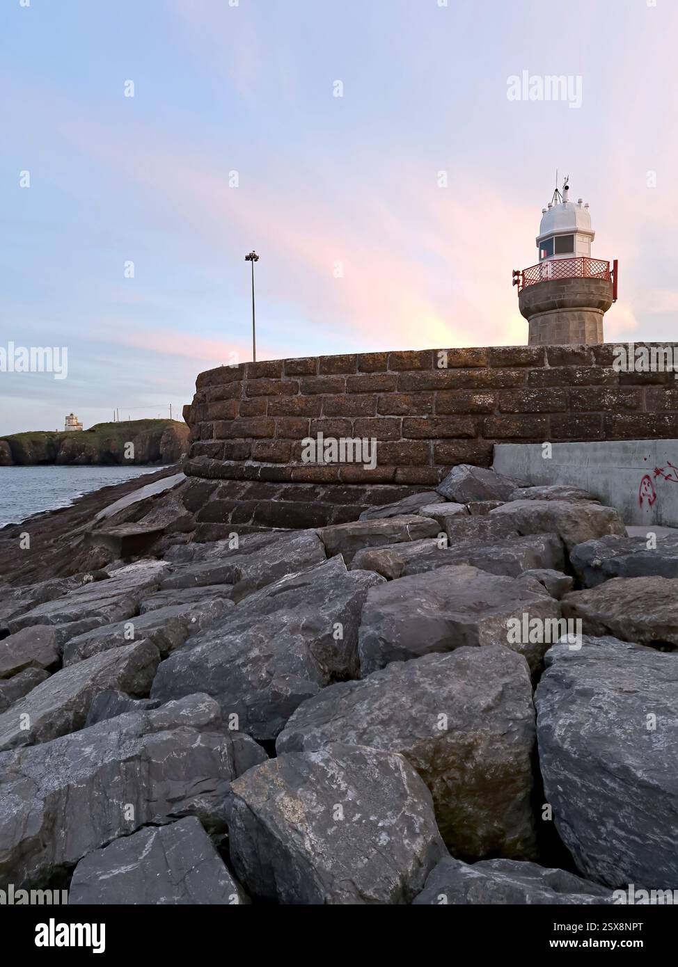 Dunmore ist eine malerische Küstenstadt am westlichen Eingang zum Waterford Harbour, ein beliebter Ort bei Touristen und ein sehr geschäftiger Fischerhafen. Weiter - Smartphone-aufgenommenes Stockfoto