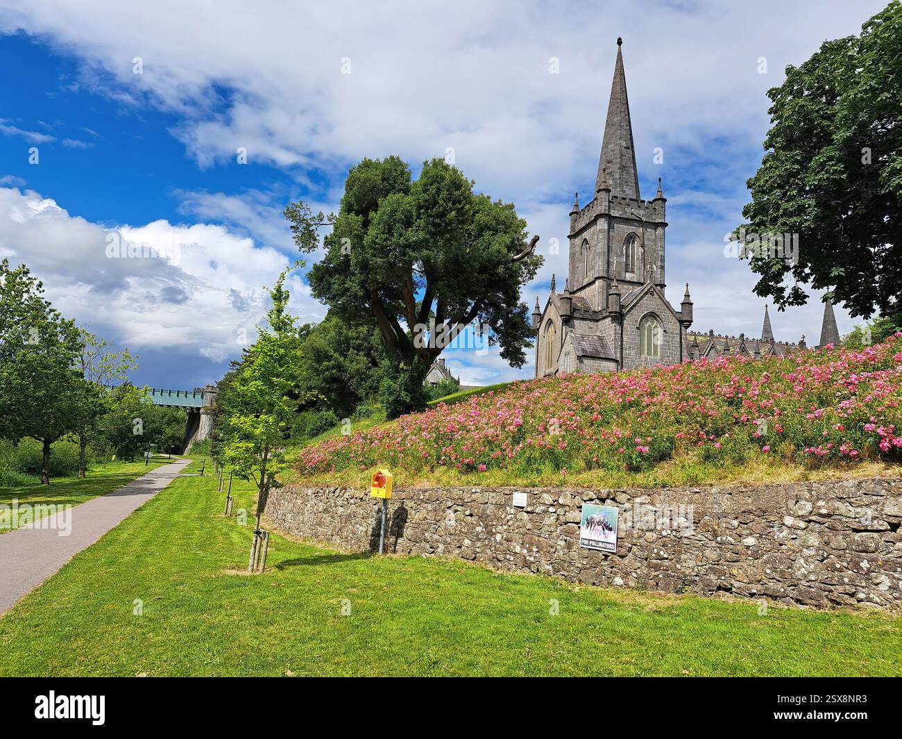 Freistehende Kirche in Kreuzform, erbaut 1816–1818, mit fünfeckigem Kirchenschiff mit Giebelfronten zu allen Fenstern, Vestry zur Nordhöhe, Überquerung des Turms wi - Smartphone-aufgenommenes Stockfoto Freistehende Kirche in Kreuzform, erbaut 1816–1818, mit fünfeckigem Kirchenschiff mit Giebelfronten zu allen Fenstern, Vestry zur Nordhöhe, Überquerung des Turms wi - Smartphone-aufgenommenes Stockfoto