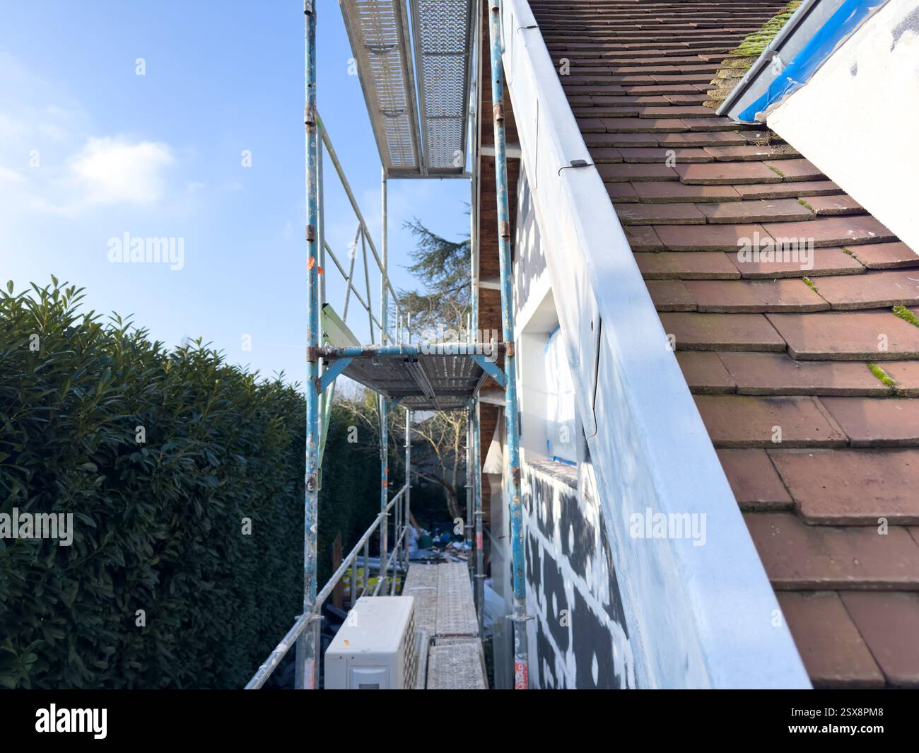 Die Mitarbeiter bereiten sich auf die Außenrenovierung an einem sonnigen Tag in der Nachbarschaft vor Stockfoto