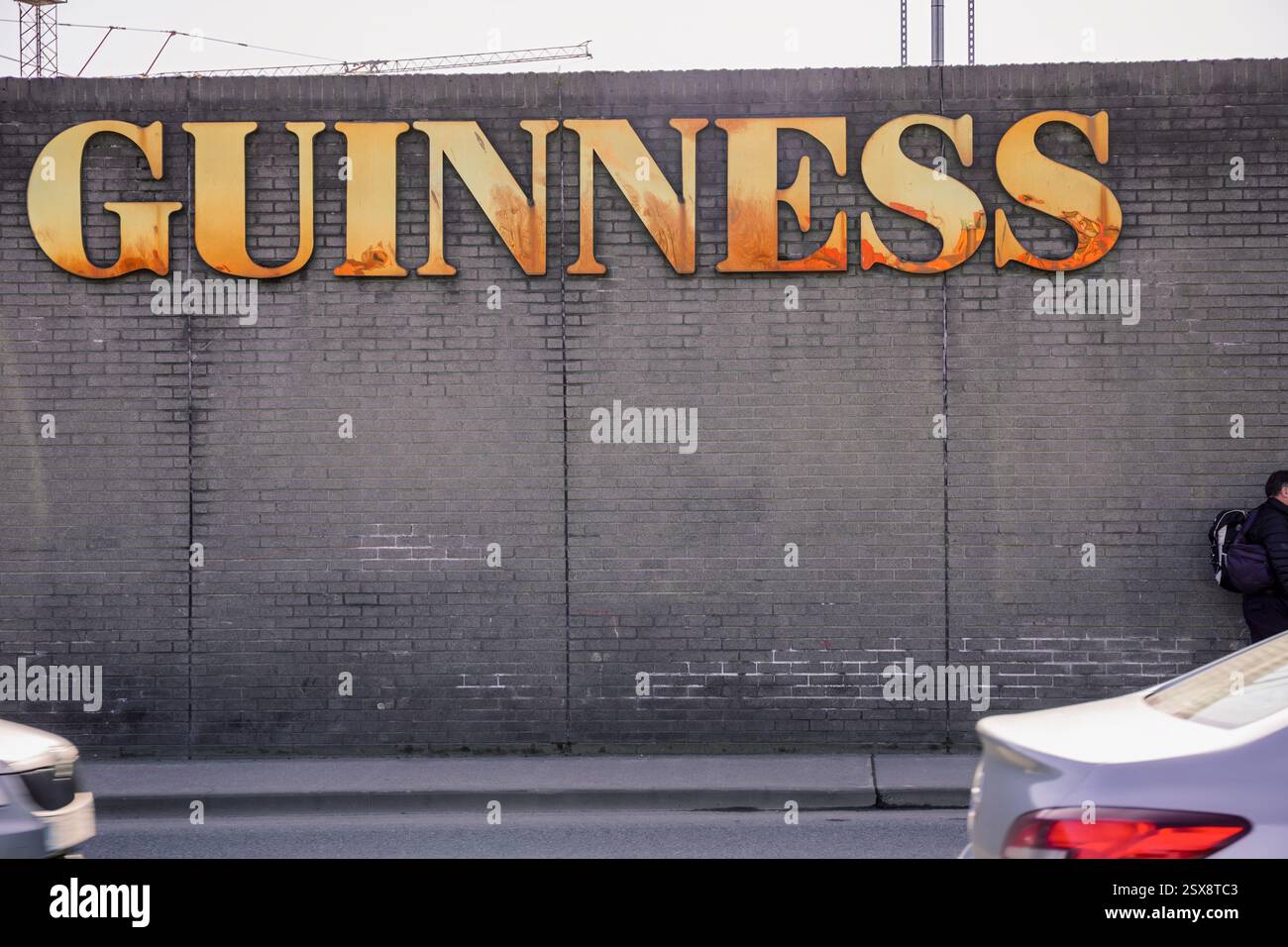 Die Guinness-Brauereimauer in Dublin mit goldenem Guinness-Schild, das die irische Brauereigeschichte symbolisiert - Irland, Dublin, 20.03.2020 Stockfoto