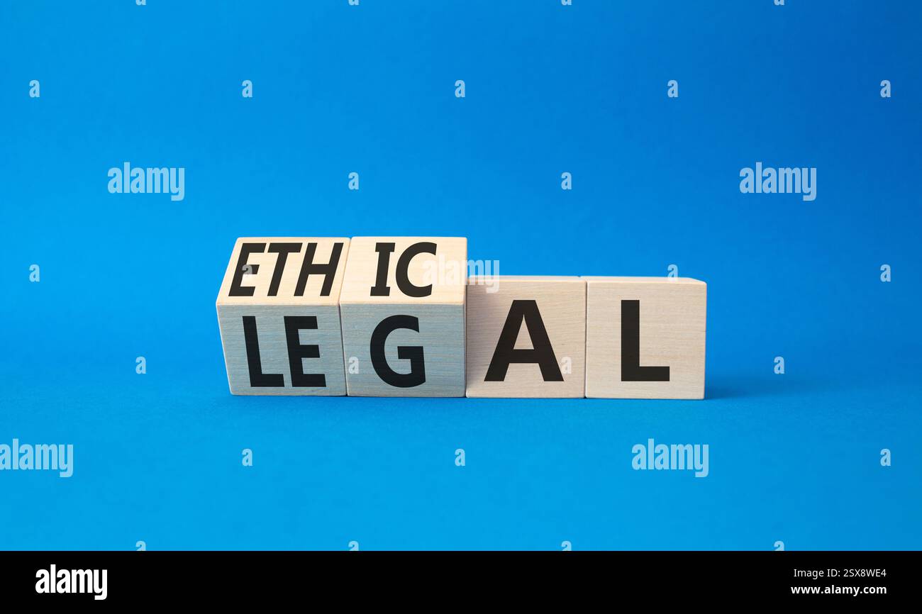 Ethisches und rechtliches Symbol. Gedrehte Holzwürfel mit den Worten ethisch und legal. Wunderschöner blauer Hintergrund. Geschäftliche und ethische und rechtliche Konzepte. Kopie sp Stockfoto