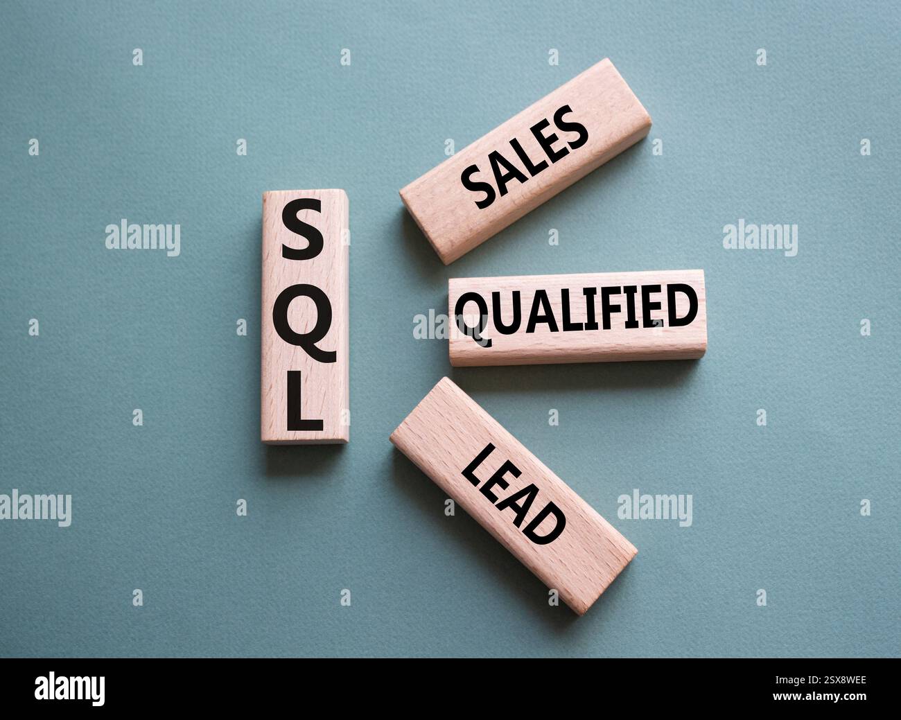 SQL - qualifizierter Lead für Vertrieb. Holzwürfel mit SQL-Wörtern. Wunderschöner graugrüner Hintergrund. Business- und SQL-Konzept. Kopierbereich. Stockfoto