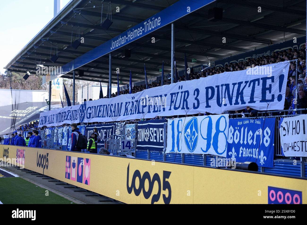 Darmstadt, Deutschland. Februar 2025. 2025.02.23 xJFAx 2.Bundesliga 2024/25 23.Spieltag SV Darmstadt 98 - FC Schalke 04 v.l., SV Darmstadt 98 Fans, Stimmung, Schals, Trikots, Emotionen (DFL/DFB-VORSCHRIFTEN VERBIETEN JEDE VERWENDUNG VON FOTOS als BILDSEQUENZEN und/oder QUASI-VIDEO) Credit: dpa/Alamy Live News Stockfoto