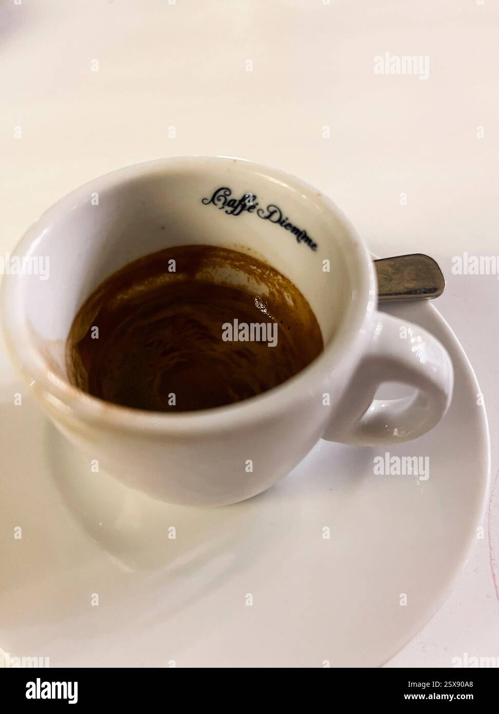 Ein Schuss italienischer Espresso. 2024 iPhone Roadtrip - Smartphone-aufgenommenes Stockfoto