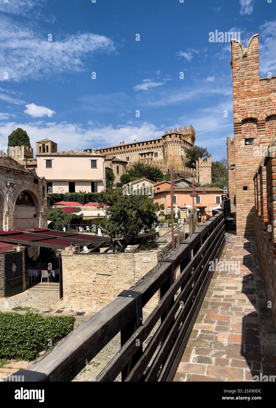 Blick auf das Dorf von der Stadtmauer, Gradara Castle. 2024 iPhone Roadtrip Stockfoto
