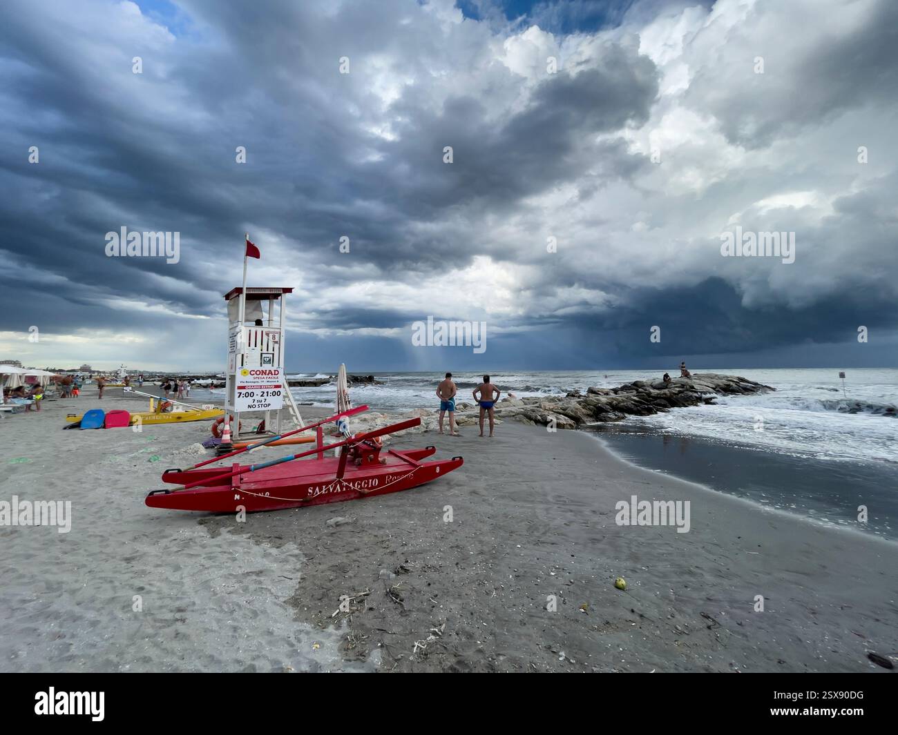 Ein plötzliches Gewitter entwickelt sich über der Adria in Misano, Italien. 2024 iPhone Roadtrip - Smartphone-aufgenommenes Stockfoto