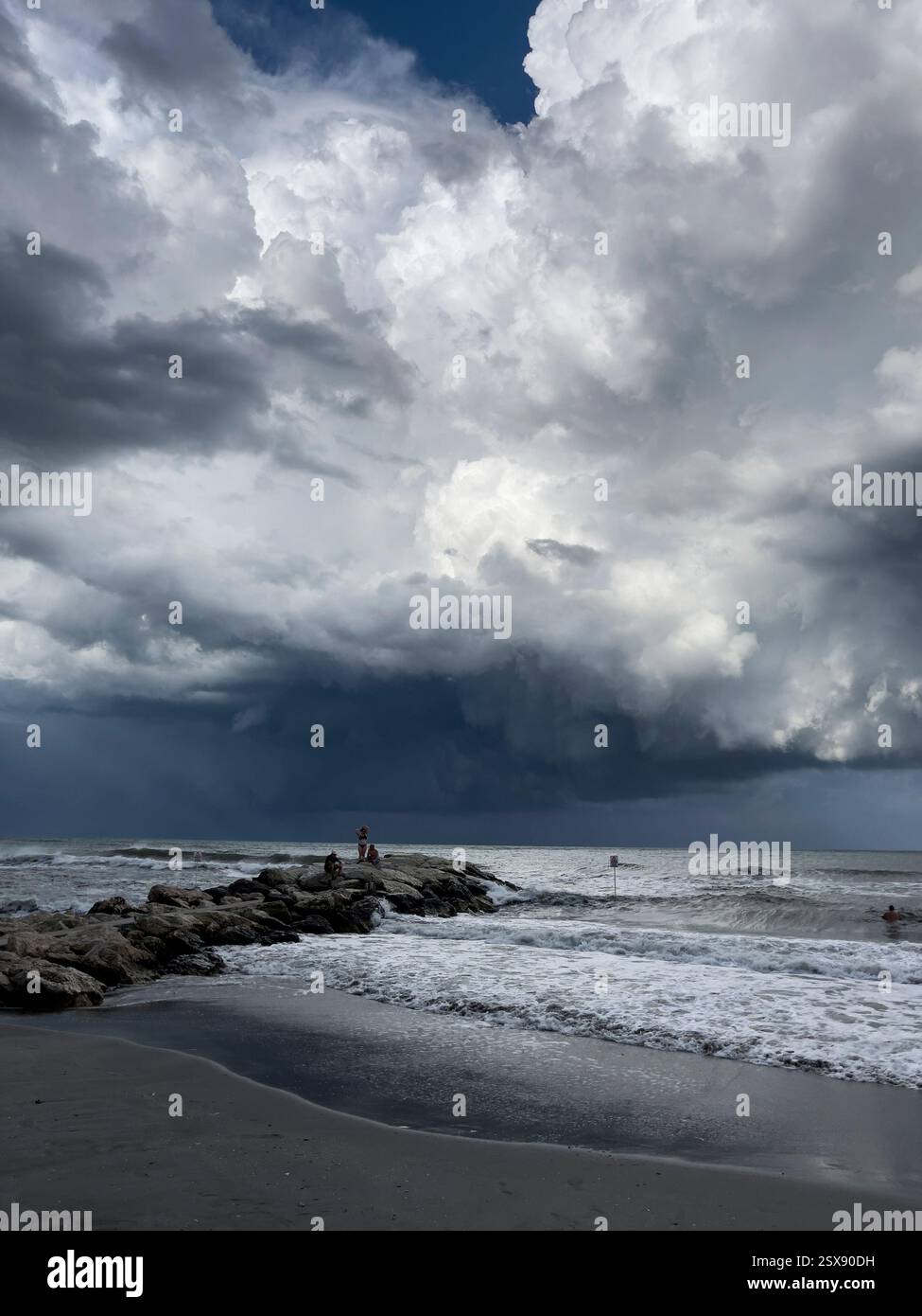 Ein plötzliches Gewitter entwickelt sich über der Adria in Misano, Italien. 2024 iPhone Roadtrip - Smartphone-aufgenommenes Stockfoto
