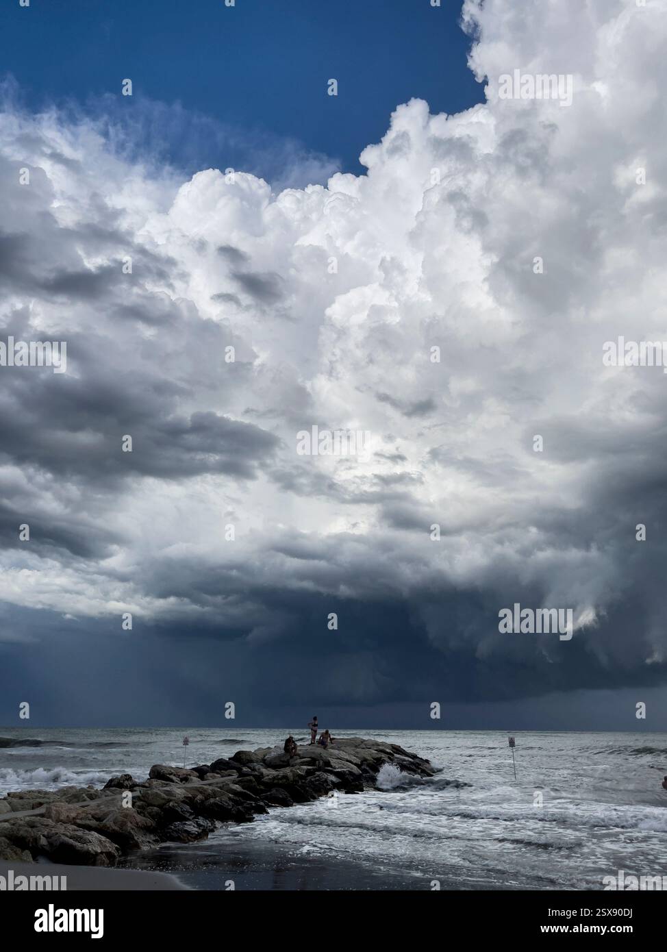Ein plötzliches Gewitter entwickelt sich über der Adria in Misano, Italien. 2024 iPhone Roadtrip - Smartphone-aufgenommenes Stockfoto
