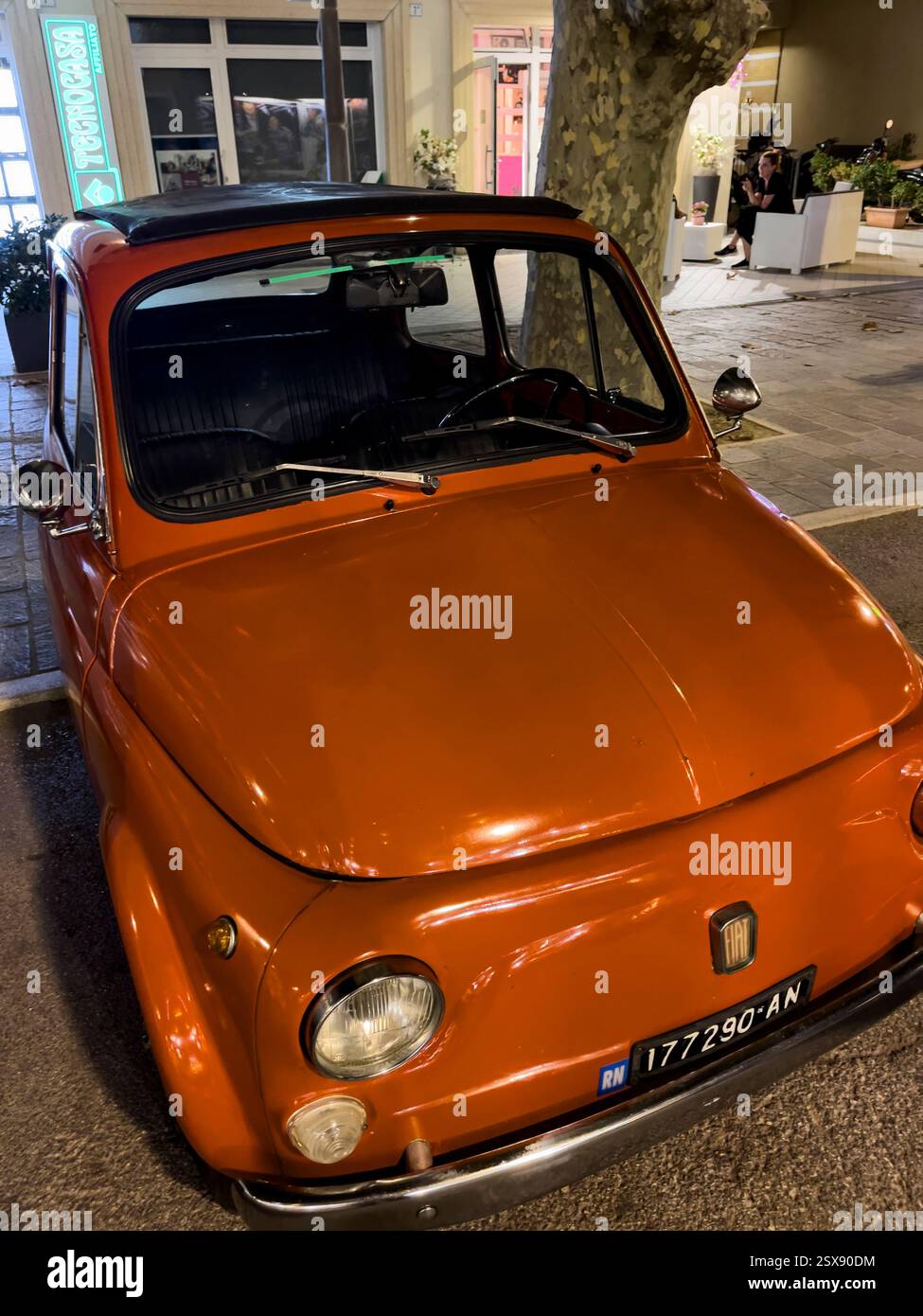 Klassisches Fiat 500 Cinquecento in Misano, Italien. 2024 iPhone Roadtrip - Smartphone-aufgenommenes Stockfoto