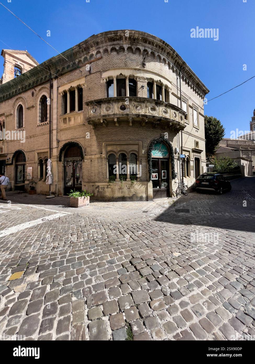 Geschwungenes und kunstvolles Gebäude, heute ein Fotografen-Studio, Fano, Italien. 2024 iPhone Roadtrip Stockfoto