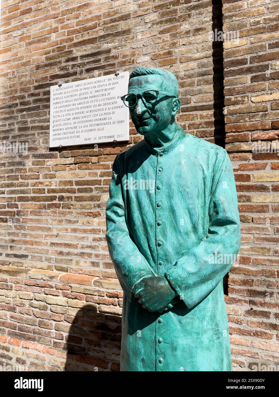 Statue des Fano-Priesters Don Achille Sanchioni, der sich der Hilfe für die Armen widmete. Fano, Italien Stockfoto