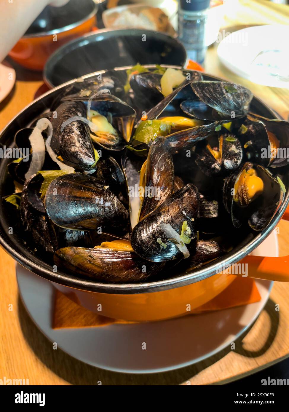 Bar/Restaurant in 't Klein Stadhuis serviert großartige Muscheln vom Grote Market, Ypern, Belgien - Smartphone-aufgenommenes Stockfoto