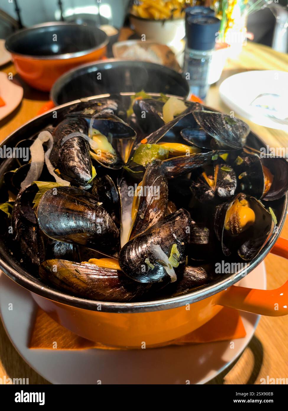 Bar/Restaurant in 't Klein Stadhuis serviert großartige Muscheln vom Grote Market, Ypern, Belgien Stockfoto
