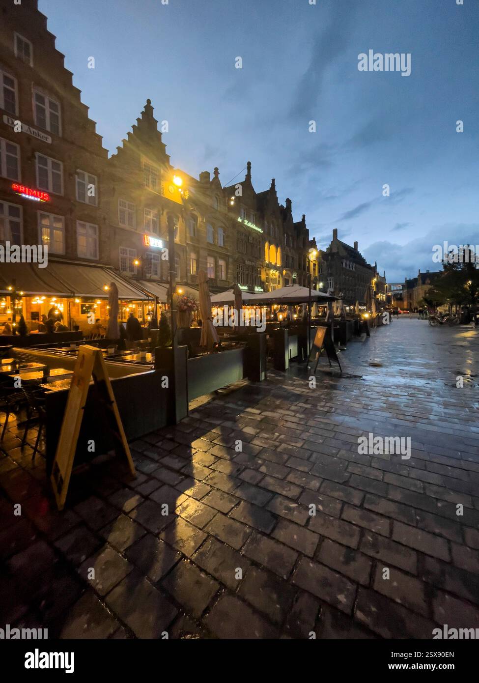 Bar/Restaurant in 't Klein Stadhuis serviert großartige Muscheln vom Grote Market, Ypern, Belgien - Smartphone-aufgenommenes Stockfoto