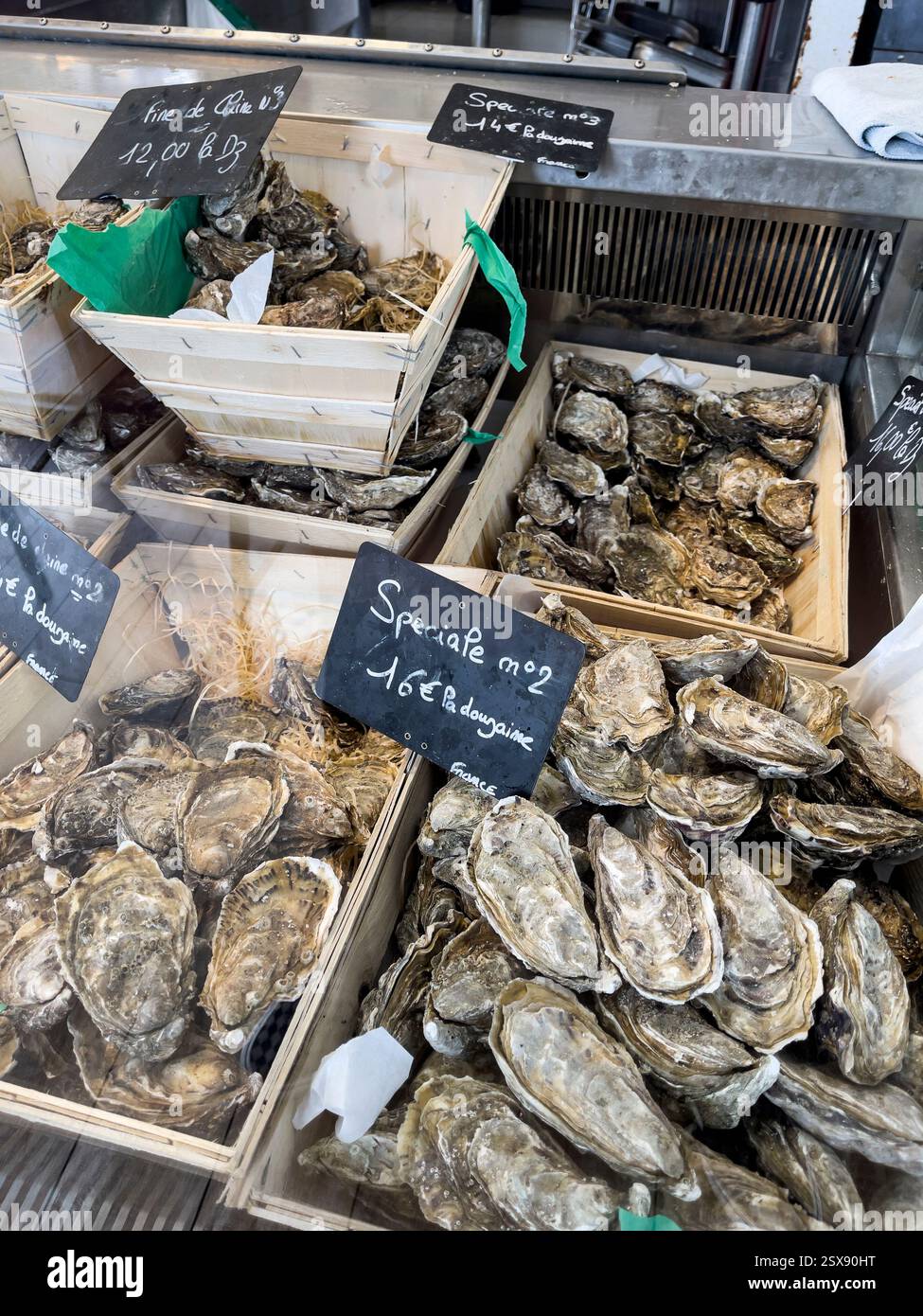 Fruits de Mer für zwei im La Halle Fishmongers, Dünkirchen, Frankreich. - Smartphone-aufgenommenes Stockfoto