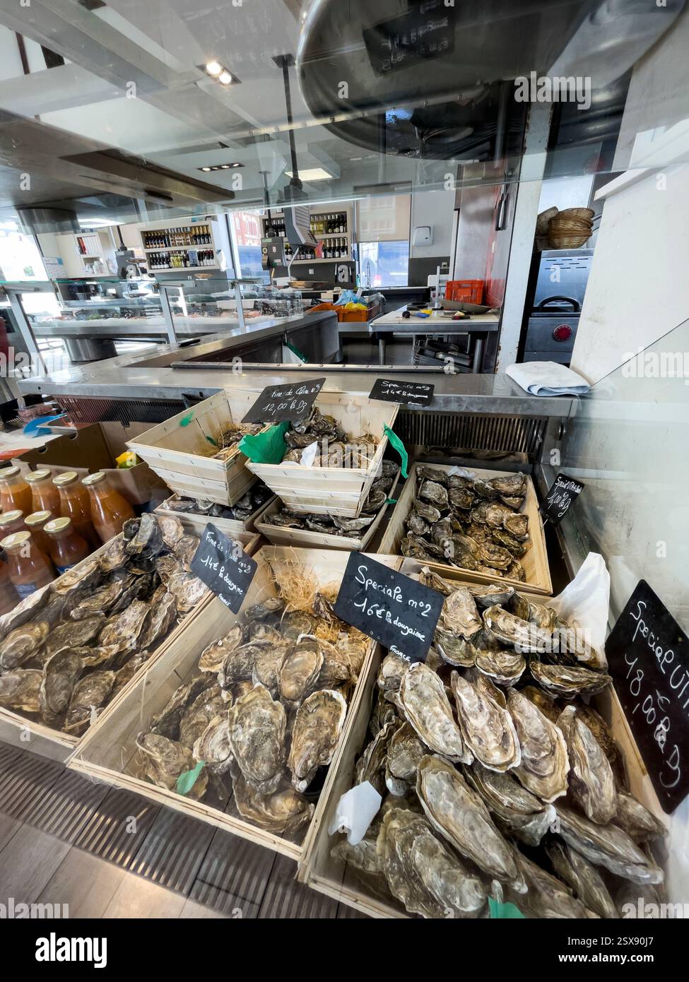 Fruits de Mer für zwei im La Halle Fishmongers, Dünkirchen, Frankreich. - Smartphone-aufgenommenes Stockfoto