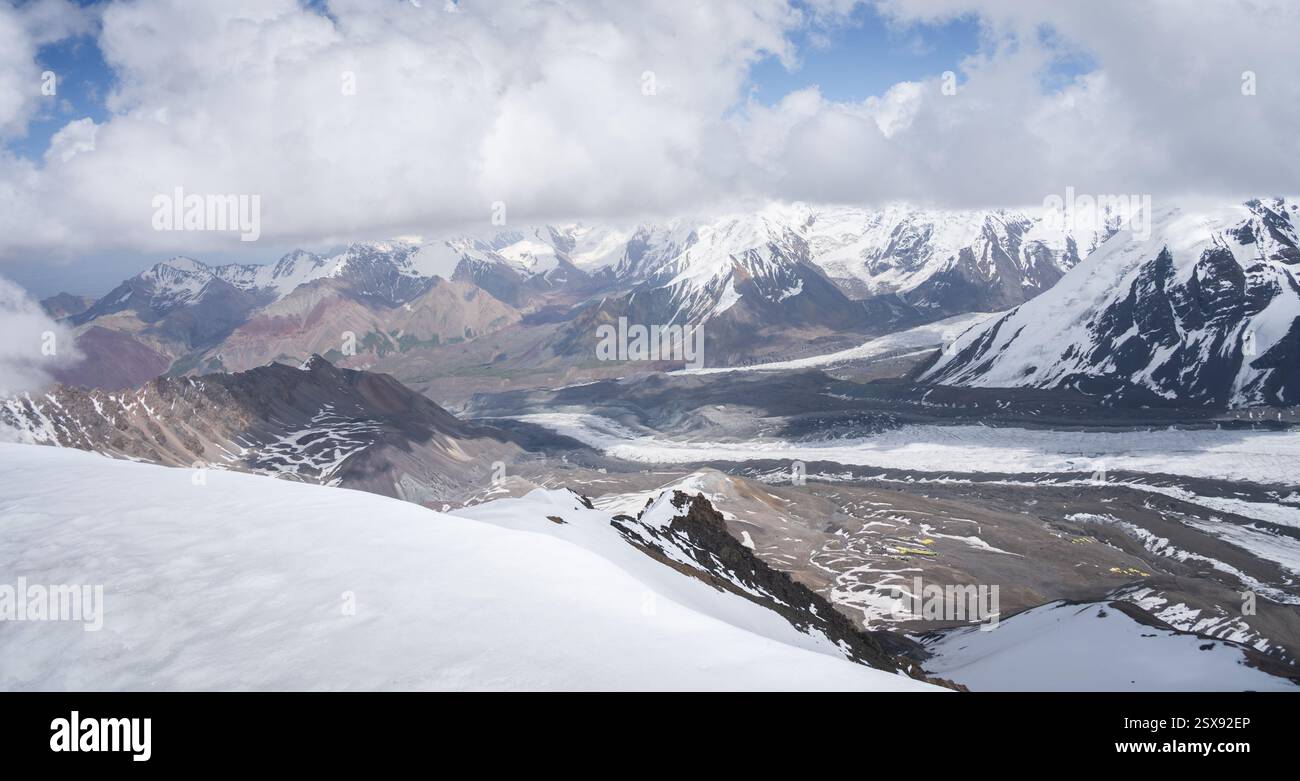 Schneebedeckte Berggipfel und hohe Bergketten vom Berggipfel Pamir, Kirgisistan aus gesehen. Stockfoto