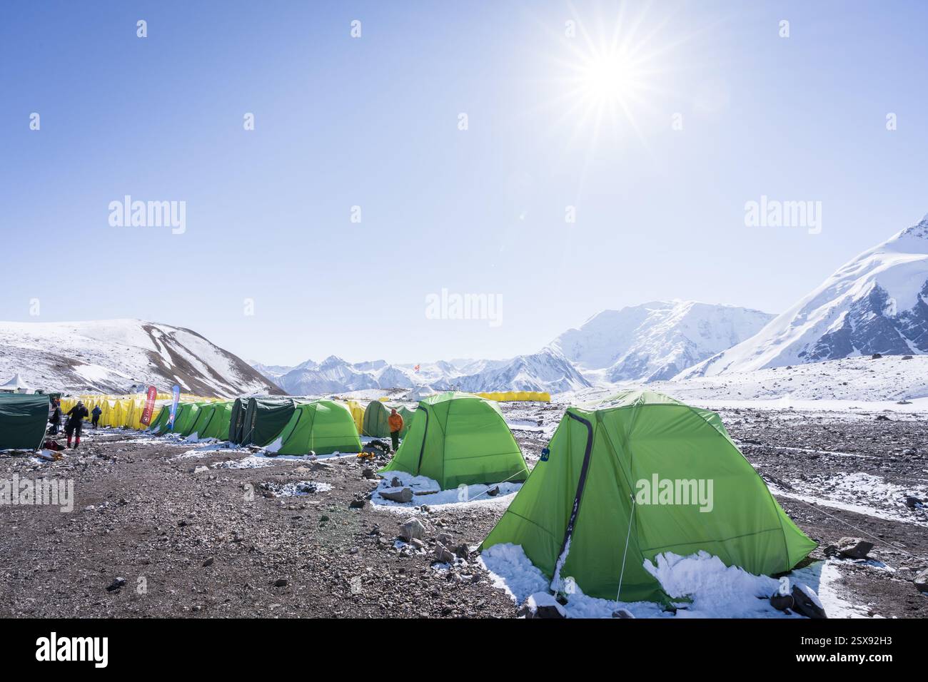 Blick auf das Expeditionscamp in großer Höhe mit mehreren Zelten, Pamir Mountains, Kirgisistan. Stockfoto