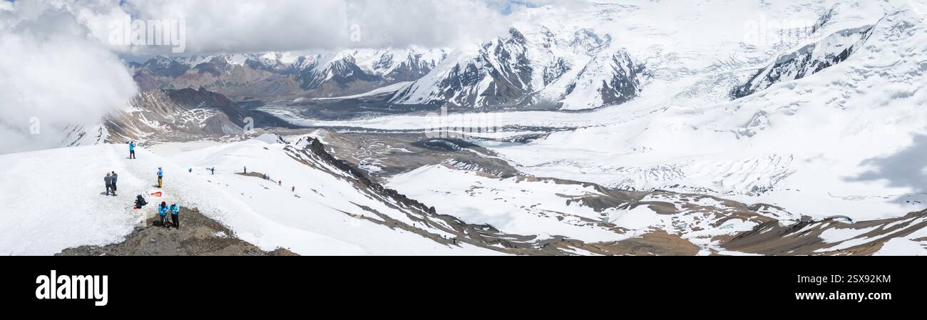 Wunderschönes alpines Luftpanorama der Gletscherlandschaft, aufgenommen auf dem Berggipfel, Pamir, Kirgisistan Stockfoto
