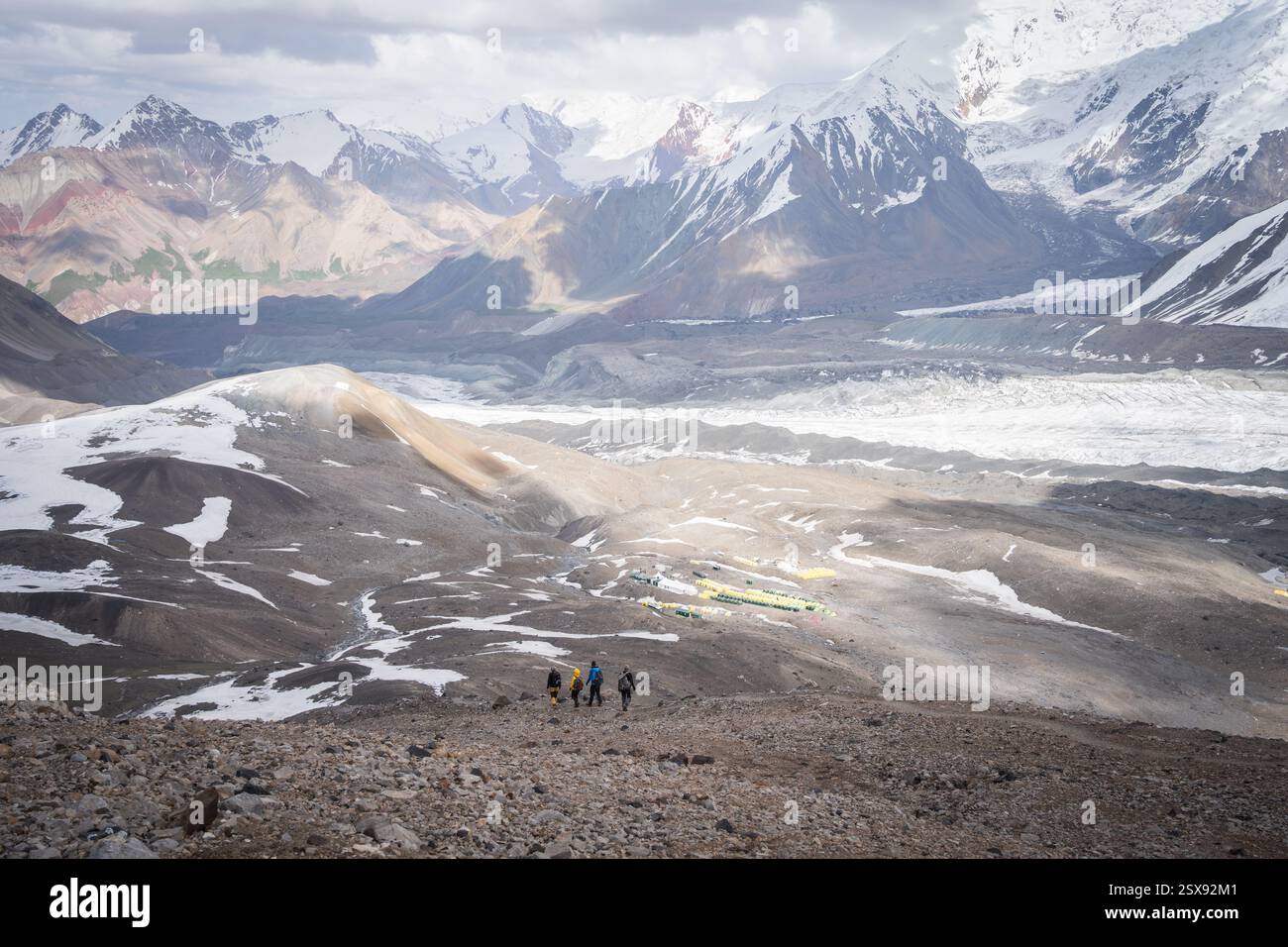 Gruppe von Bergsteigern, die zurück zum Camp fahren, umgeben von der herrlichen alpinen Landschaft von Pamir Stockfoto