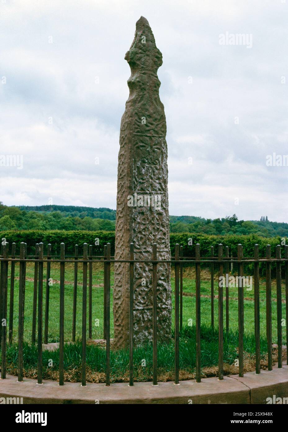 Sehen Sie NNW mit S Face & W Side of the Nith Bridge frühmittelalterlicher Anglian Cross-Shaft, Nithsdale, Dumfries, Schottland, Großbritannien: Obere und seitliche Arme fehlen. Stockfoto
