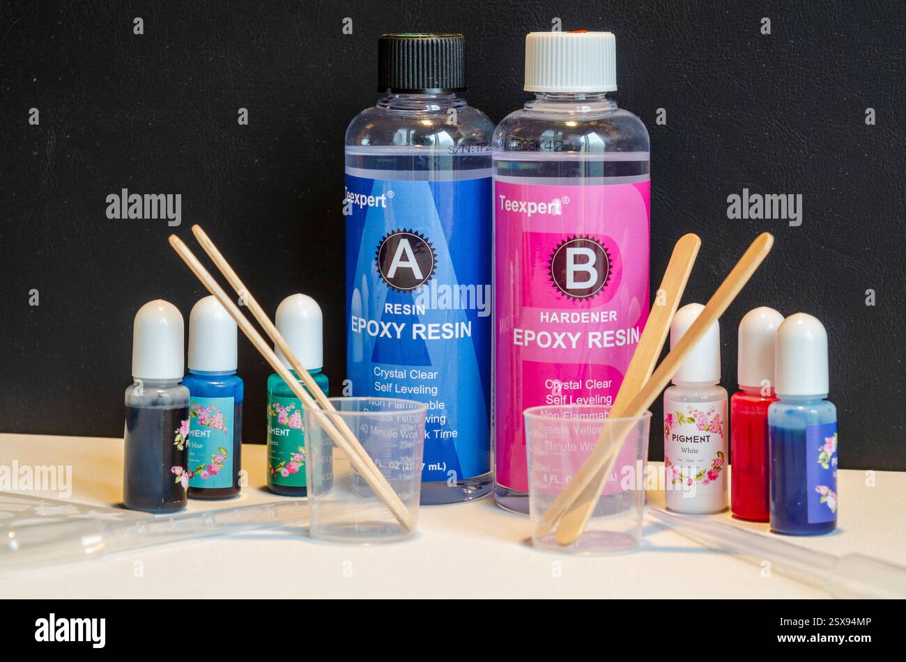 Belfast County Down Northern Ireland 16. Februar 2025 - Flaschen mit Teexpert Epoxidharz und Härter auf weißem Grund und schwarzem Hintergrund mit Beispiel Stockfoto