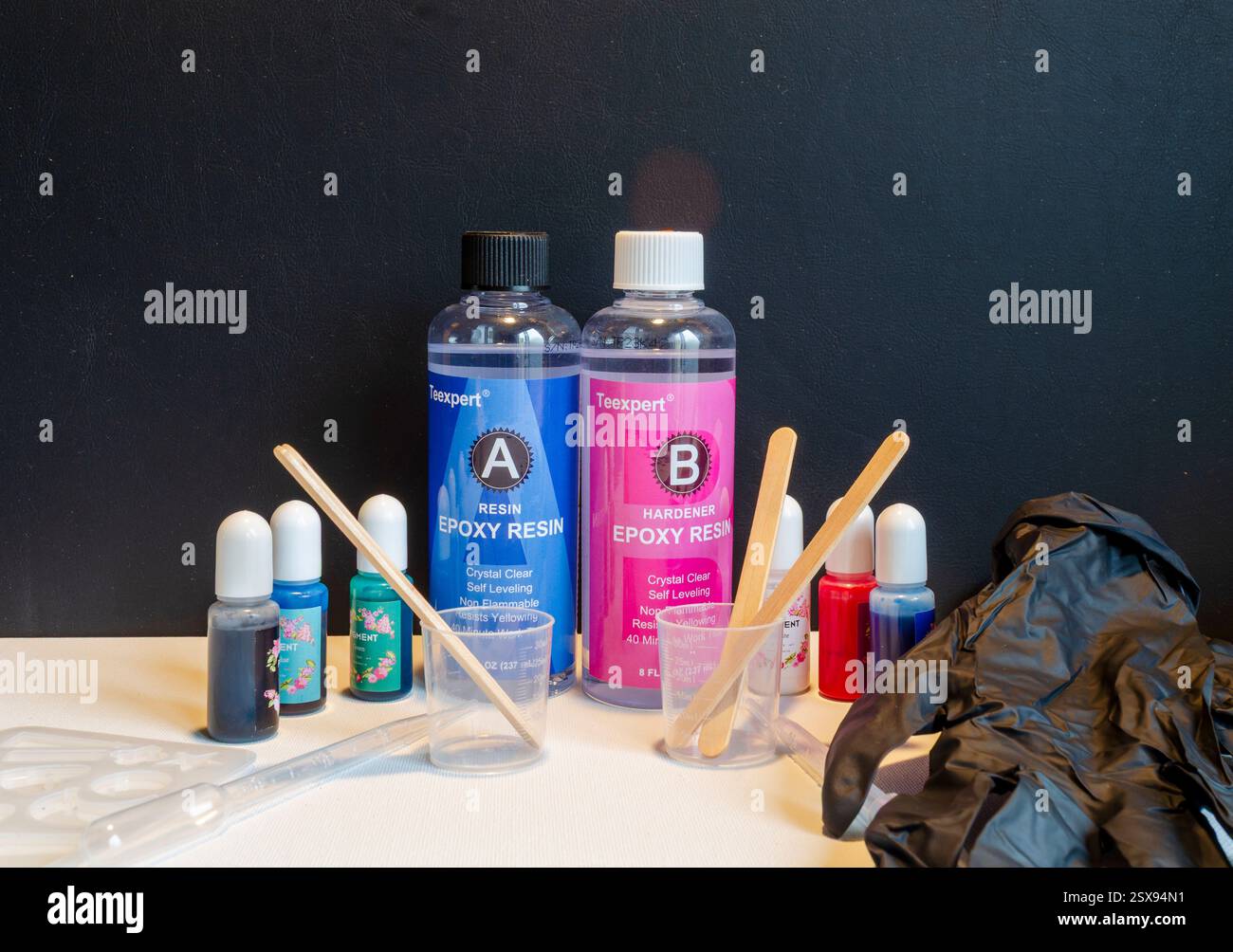 Belfast County Down Northern Ireland 16. Februar 2025 - Flaschen mit Teexpert Epoxidharz und Härter auf weißem Grund und schwarzem Hintergrund mit Beispiel Stockfoto