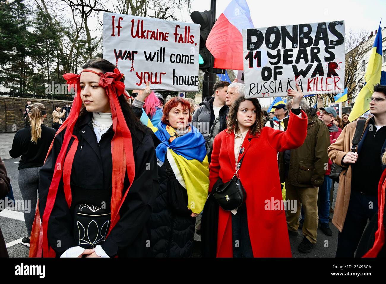 Solidarität mit der Ukraine Marsch und Kundgebung am Abend des dritten Jahrestages der russischen Invasion in der Ukraine, London, Vereinigtes Königreich Stockfoto