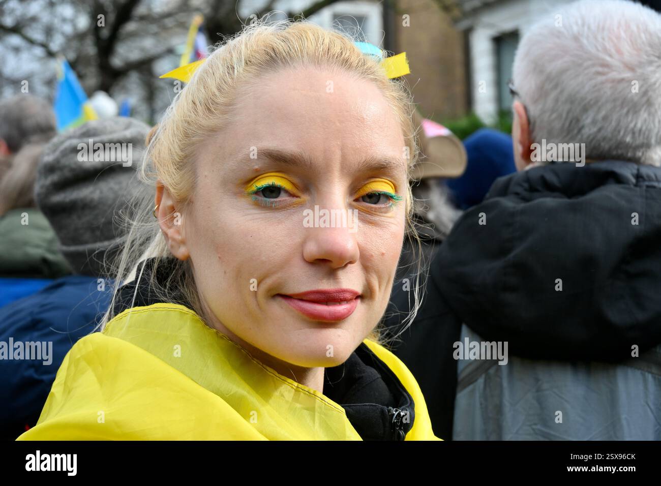 Solidarität mit der Ukraine Marsch und Kundgebung am Abend des dritten Jahrestages der russischen Invasion in der Ukraine, London, Vereinigtes Königreich Stockfoto