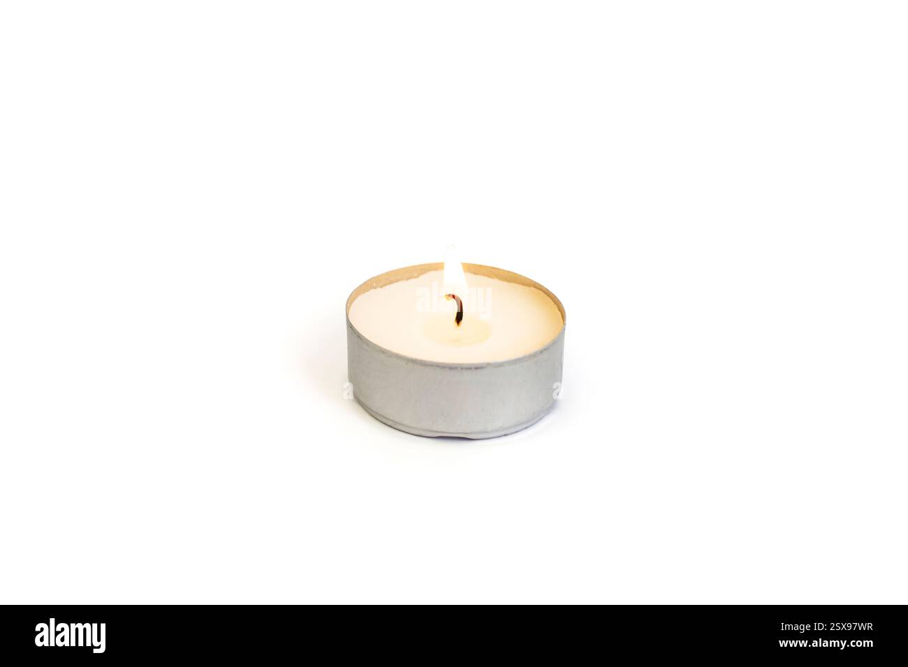 Teelicht Kerze beleuchtet, isoliert auf weißem Hintergrund Stockfoto