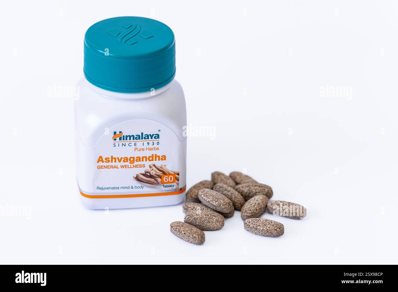 Ashwagandha Kapseln Dosierung, Pillen und Vitaminglas, medizinische Körper und Geist Unterstützung isoliert auf weißem Hintergrund. Himalaya Ashvagandha Supplement Gattungen Stockfoto