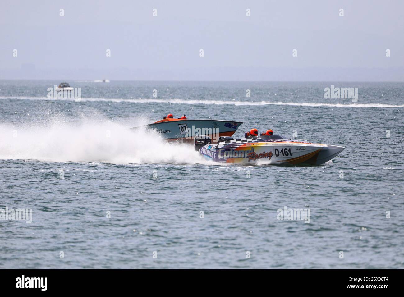 Fahrer Jason Kelly und Throttleman Jesse King, die während des Sports 85 und Sports 65 Race 3 bei den Offshore Superboat Championships 2025 an Bord des Colonel in Aktion waren. Die Rennkategorien Sports 85 und Sports 65 präsentierten die nächste Generation von Offshore-Renntalenten bei den Offshore Superboat Championships 2025. Diese Kategorien, die für ihre engen, rasanten Rennen bekannt sind, verfügen über Boote, die etwas kleiner, aber dennoch unglaublich schnell sind und für maximale Agilität auf dem Wasser ausgelegt sind. Als Teil des Vermächtnisses der Veranstaltung sind die Offshore Superboat Championships auch weiterhin eine wichtige Plattform für beide Stockfoto