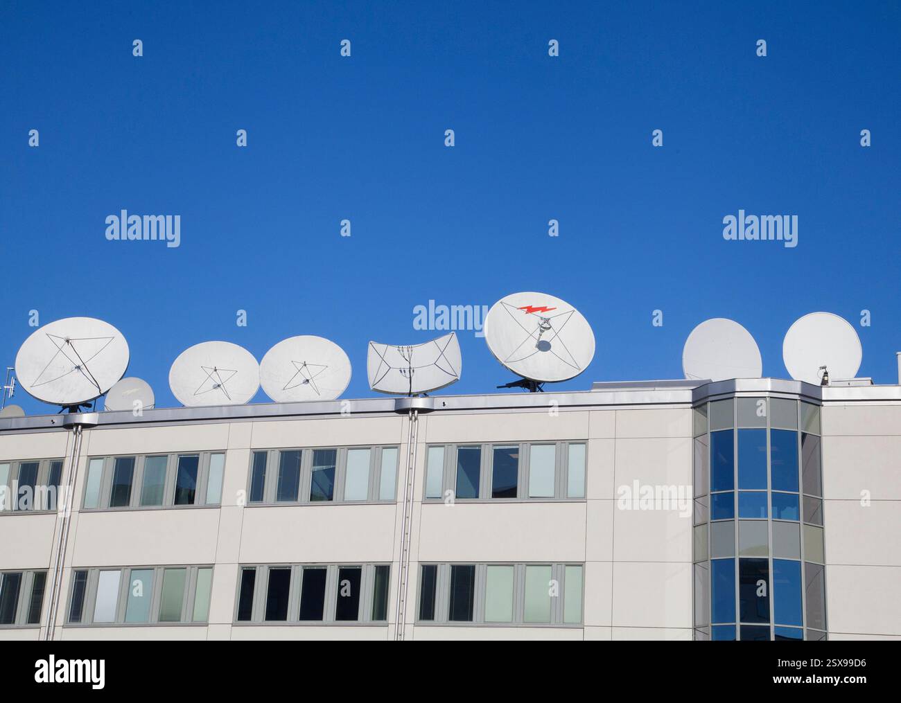 Parabelantennen auf dem Dach der Via Play Gruppe Stockfoto