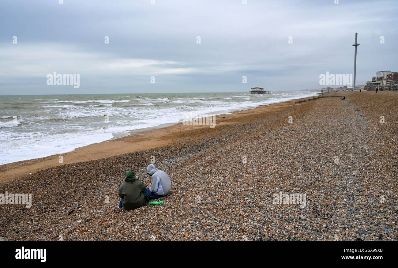 Brighton UK 23. Februar 2025 - Zeit, das windige Wetter am Brighton Beach heute zu genießen : Credit Simon Dack / Alamy Live News Stockfoto