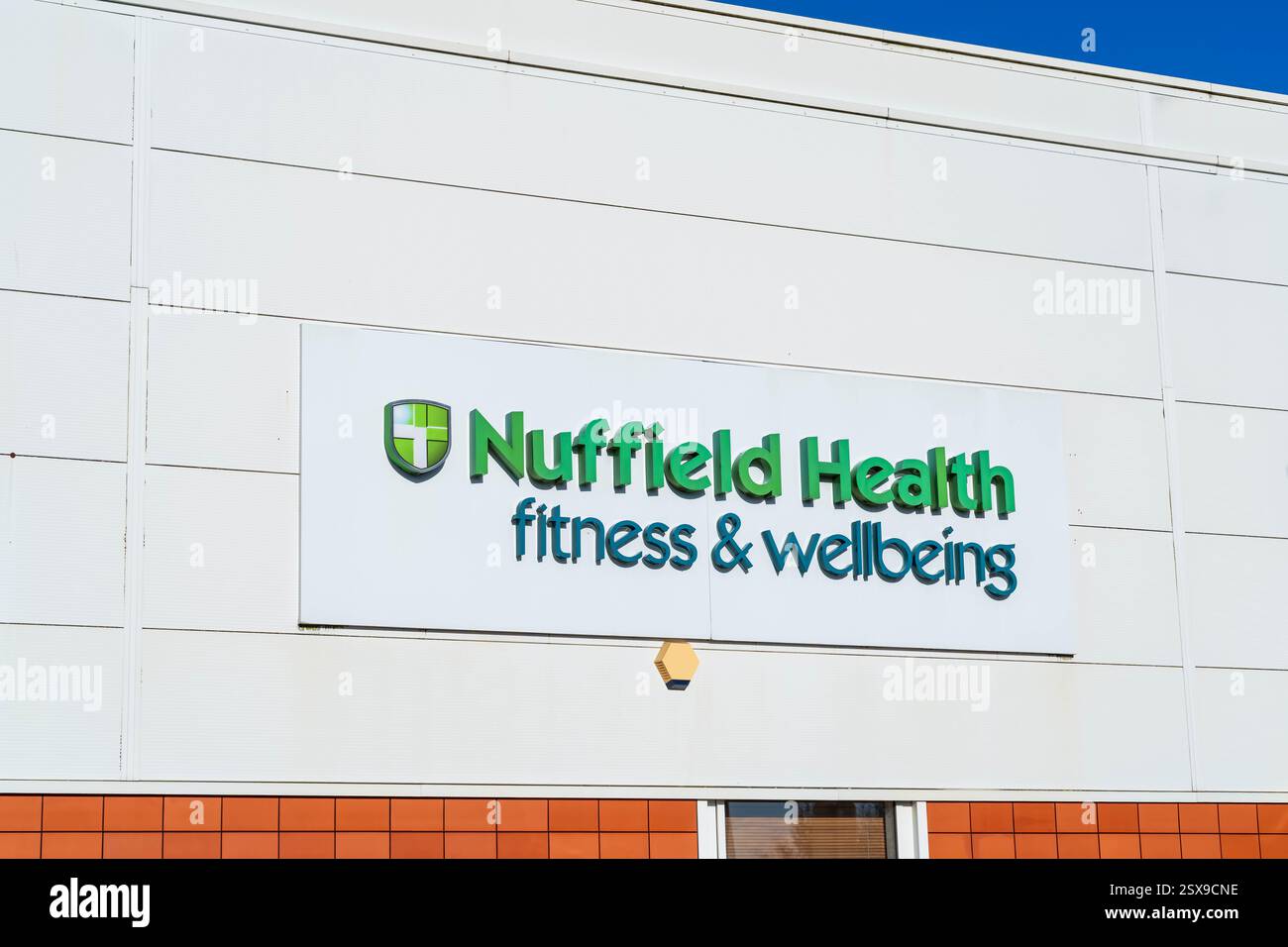 Telford, Shropshire, Großbritannien - 22. Februar 2025: Außenbeschilderung des Nuffield Health Fitnesscenters in Telford, Großbritannien Stockfoto