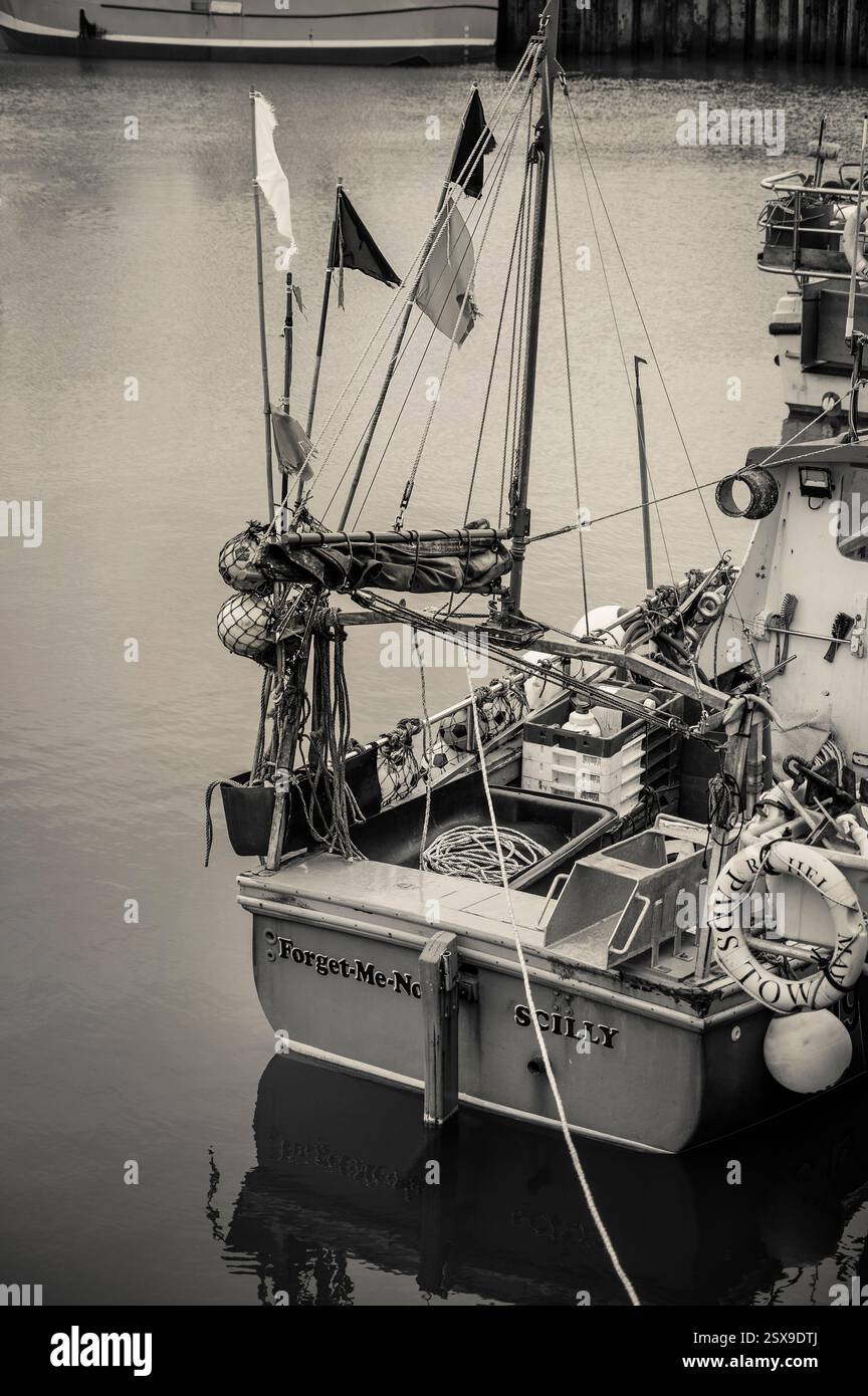 Fischereifahrzeug, Vergiss mich nicht, SC19, mit Hummer- und Krabbenfänger-Ausrüstung in Padstow Harbour, Cornwall Stockfoto