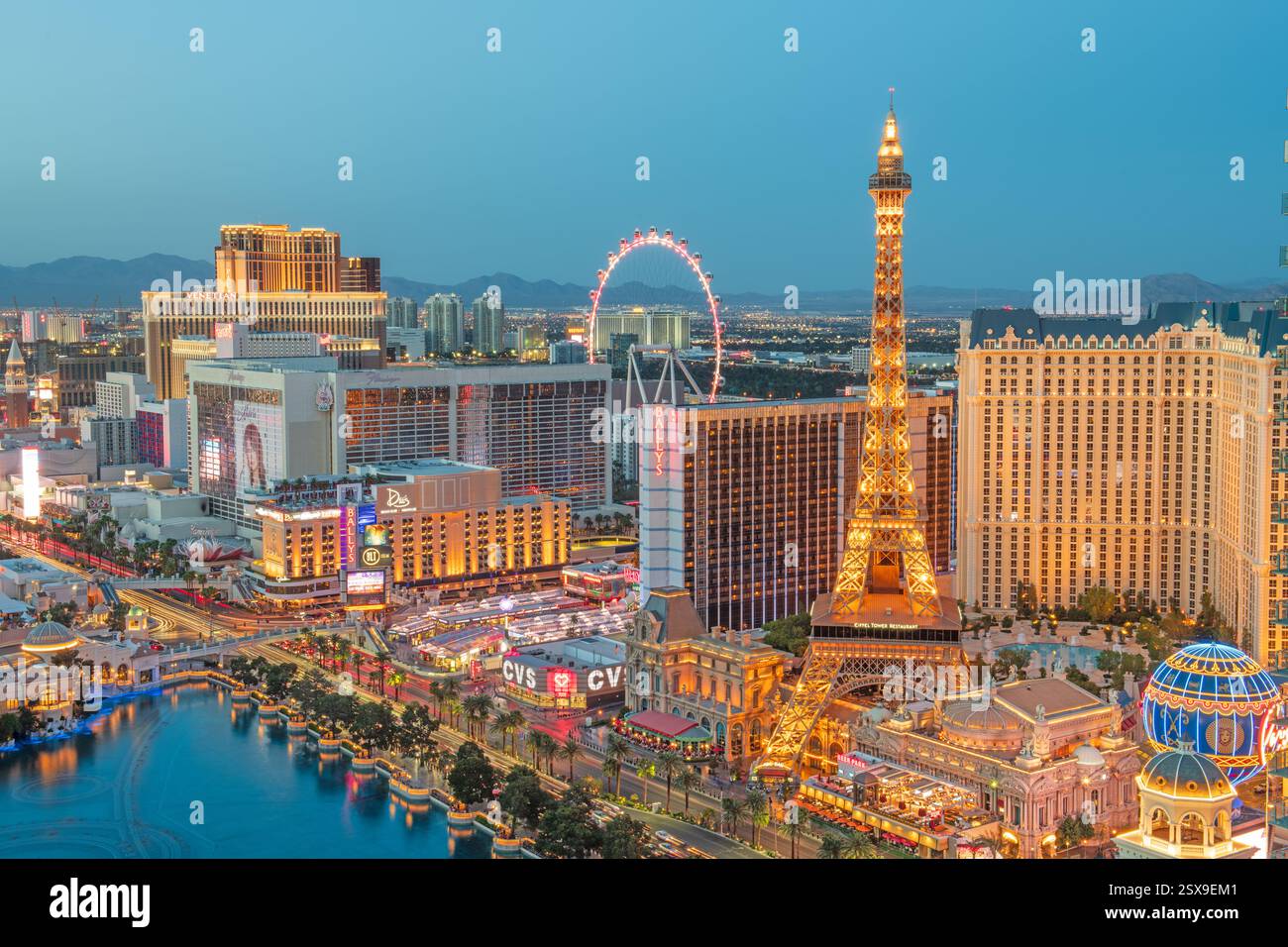 LAS VEGAS, NEVADA - 4. APRIL 2018: Hotels und Casinos am Strip in der Abenddämmerung. Stockfoto