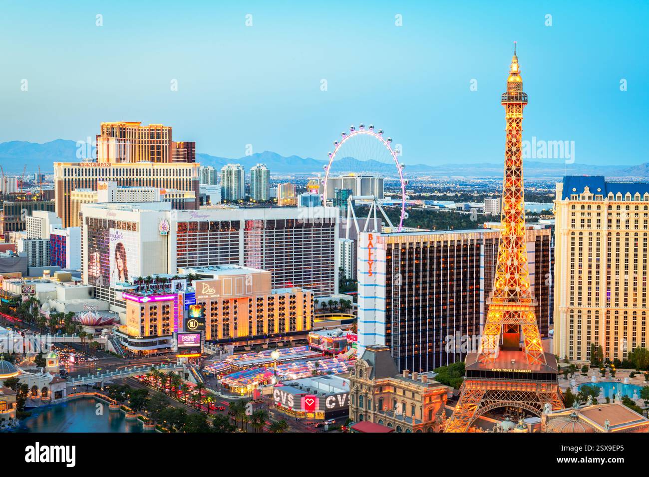 LAS VEGAS, NEVADA - 4. APRIL 2018: Hotels und Casinos am Strip in der Abenddämmerung. Stockfoto